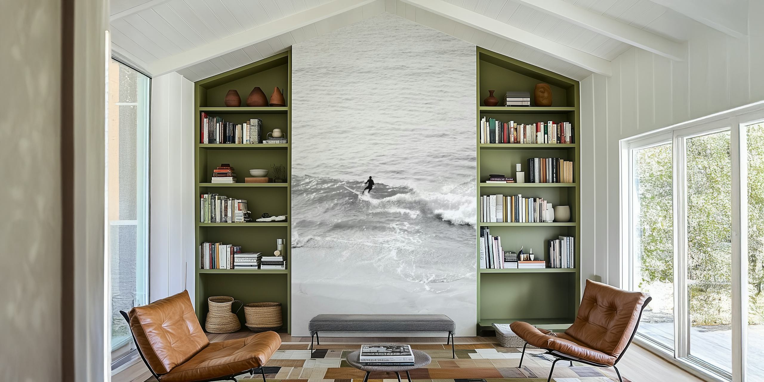 Murale in bianco e nero raffigurante un surfista solitario su un'onda dolce, che incarna un mix di tranquillità e avventura.