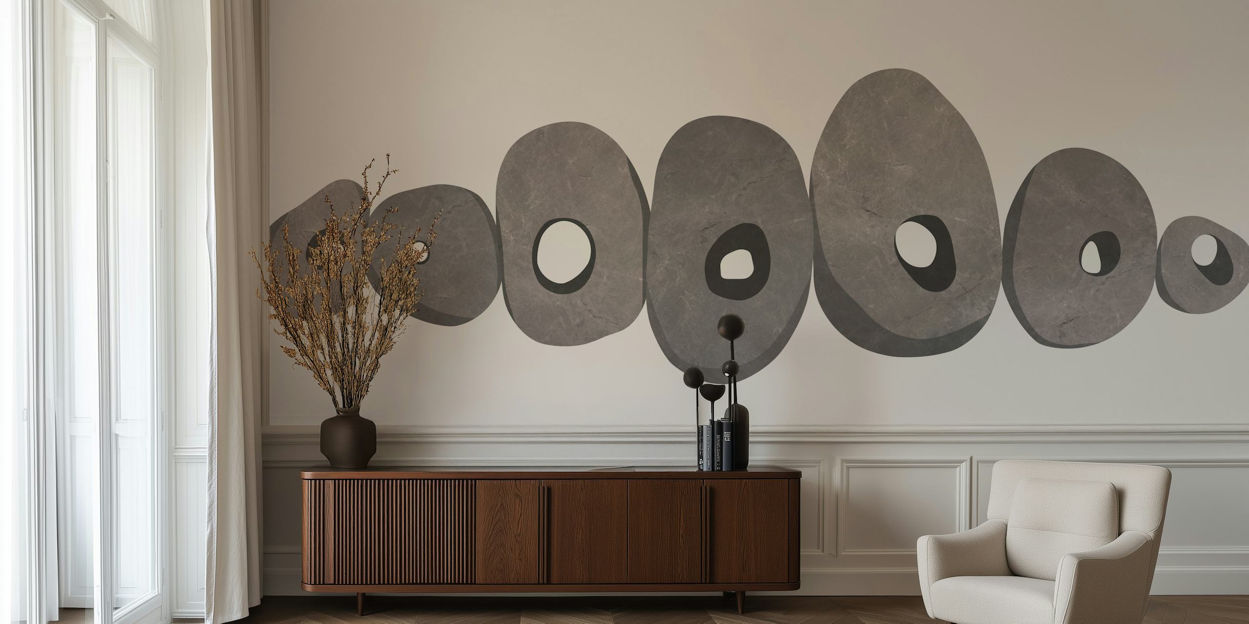 Mural de roca en la playa con piedras apiladas en escala de grises