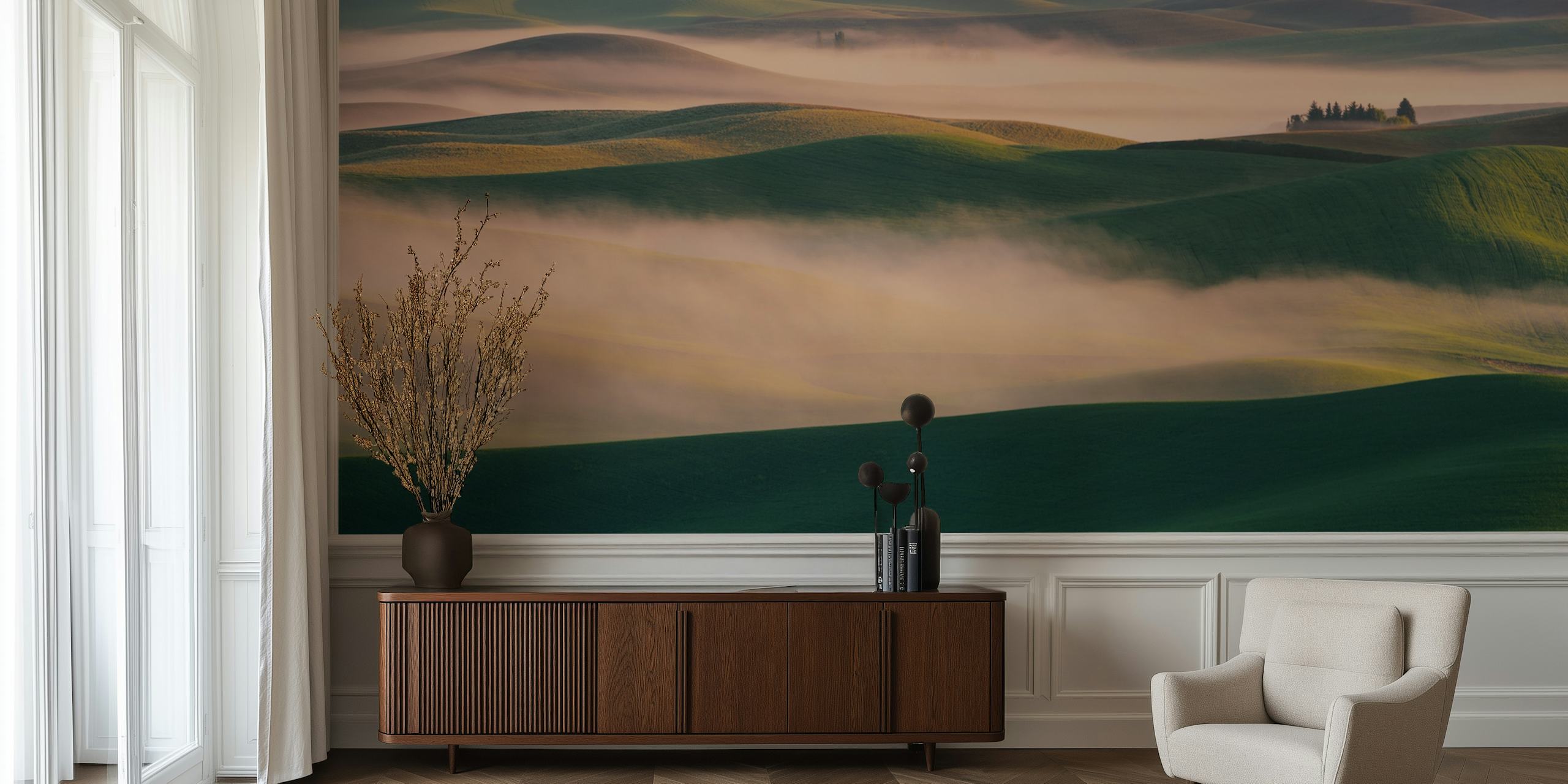 Tapeta s zelenim brežuljcima i jutarnjom maglom