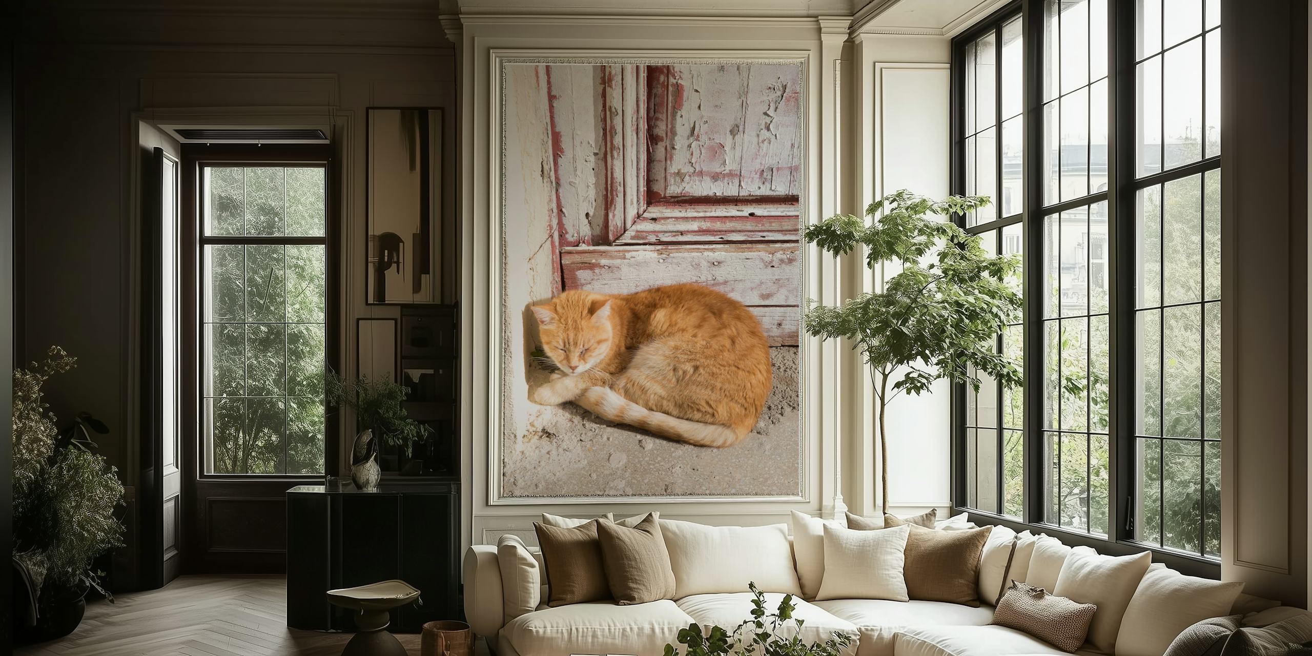 Chat mignon se repose contre une porte