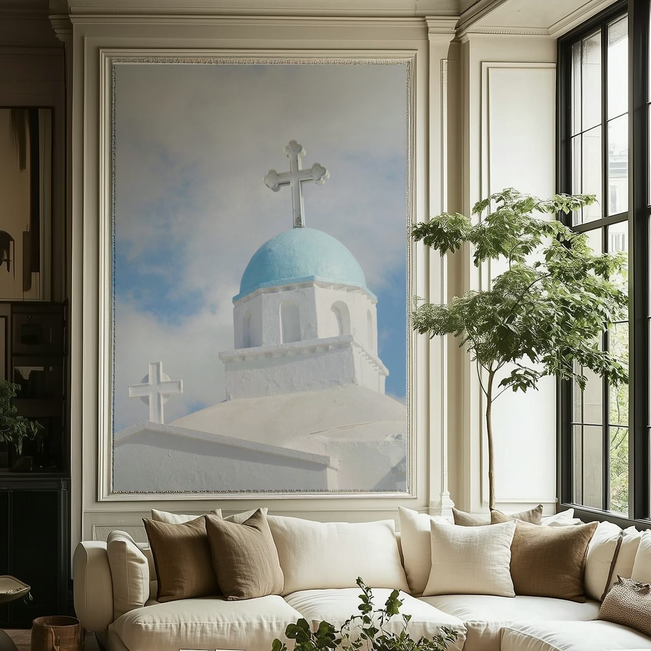 Una tranquilla chiesa greca con pareti bianche e una cupola blu sotto un cielo di soffici nuvole.