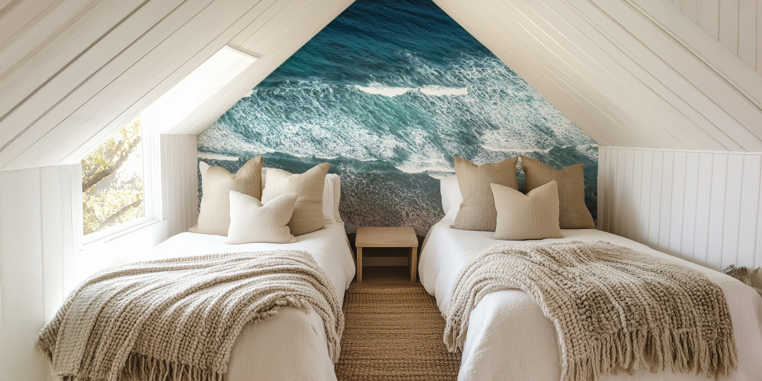 Les vagues de l'océan Atlantique s'écrasent doucement sur le rivage dans une fresque murale