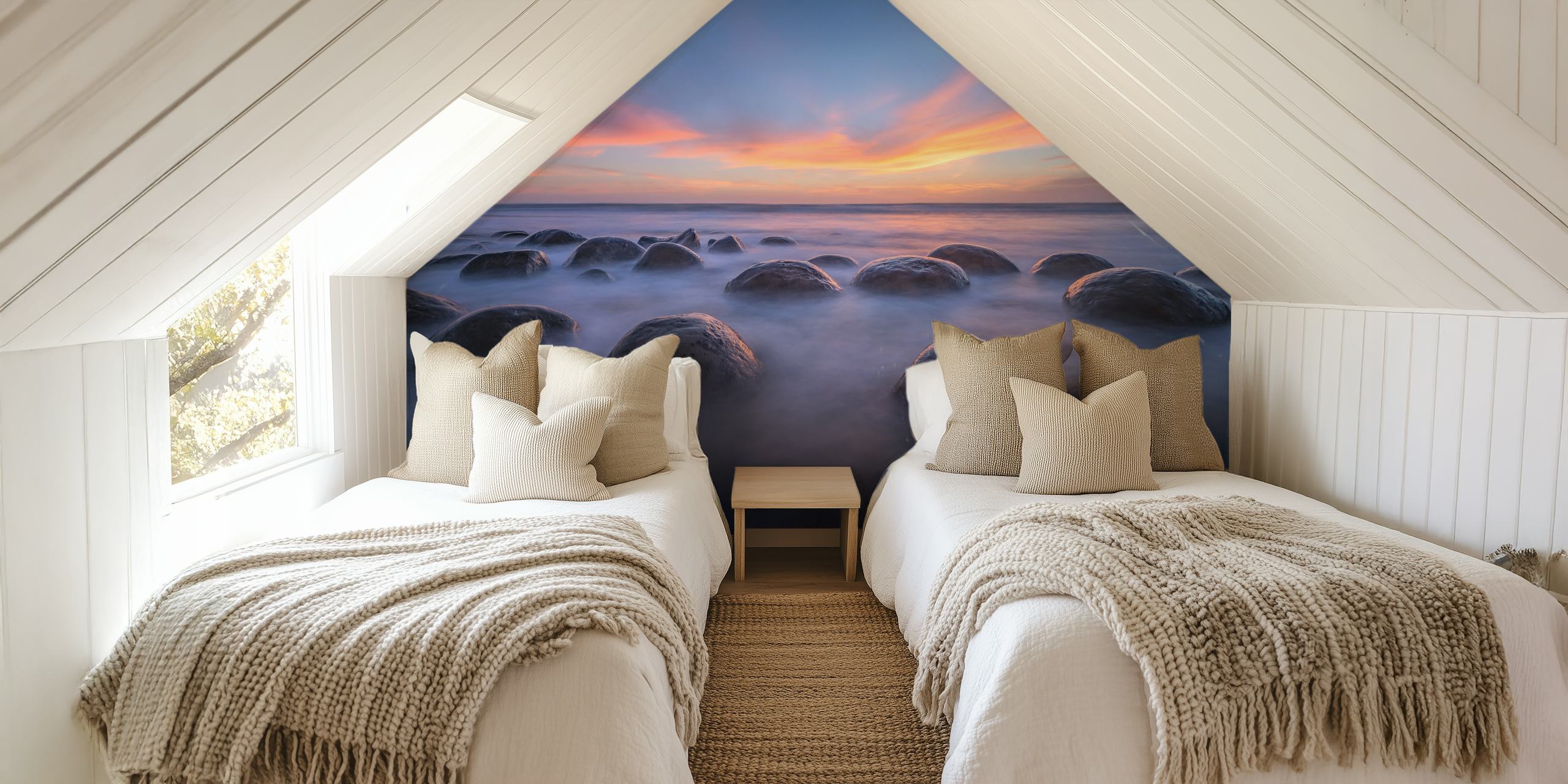 Un sereno atardecer con colores radiantes sobre las piedras esféricas del mural de Bowling Ball Beach