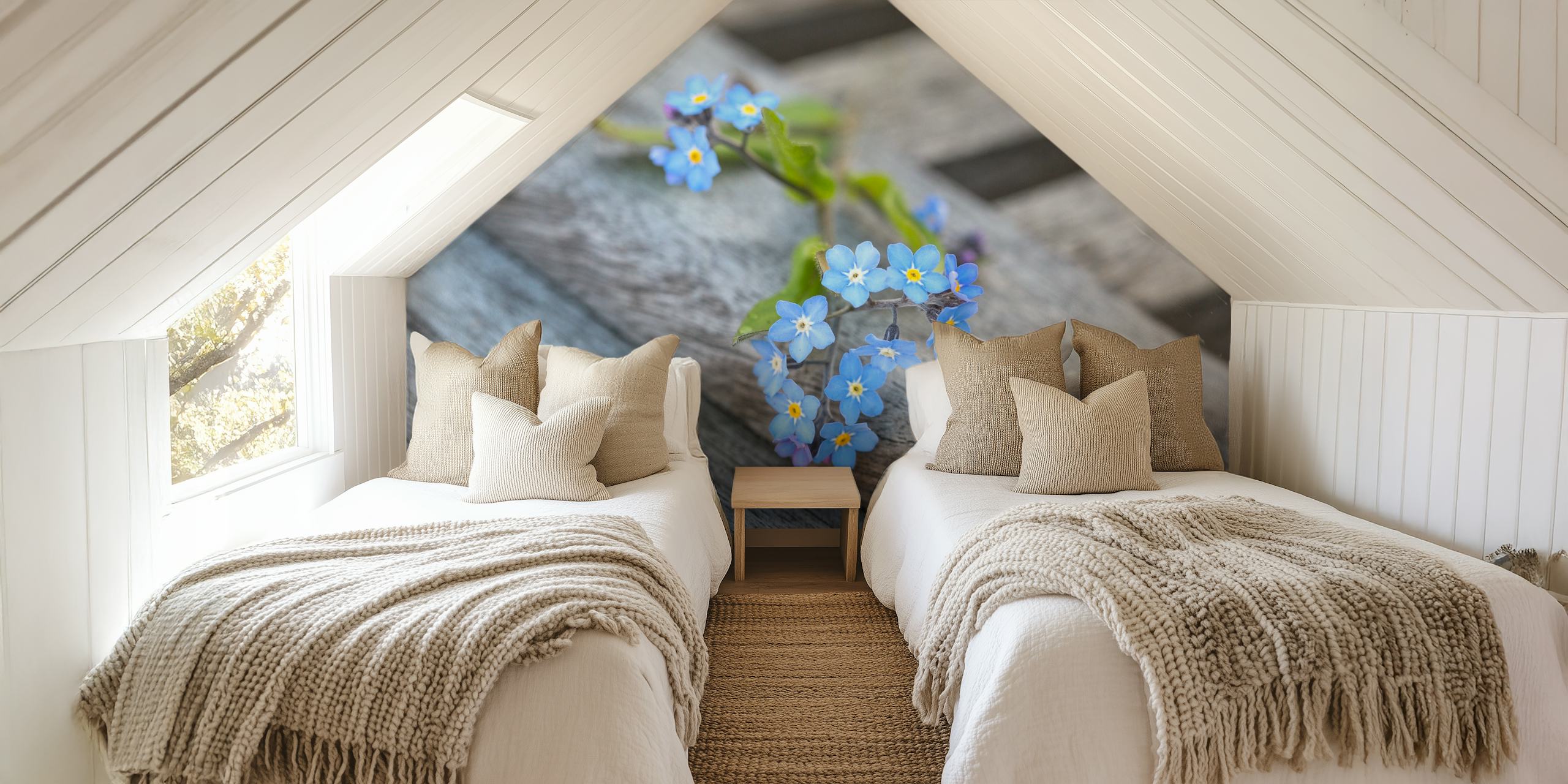 Vergeet-mij-niet bloemen liggend op een rustieke houten muurschildering