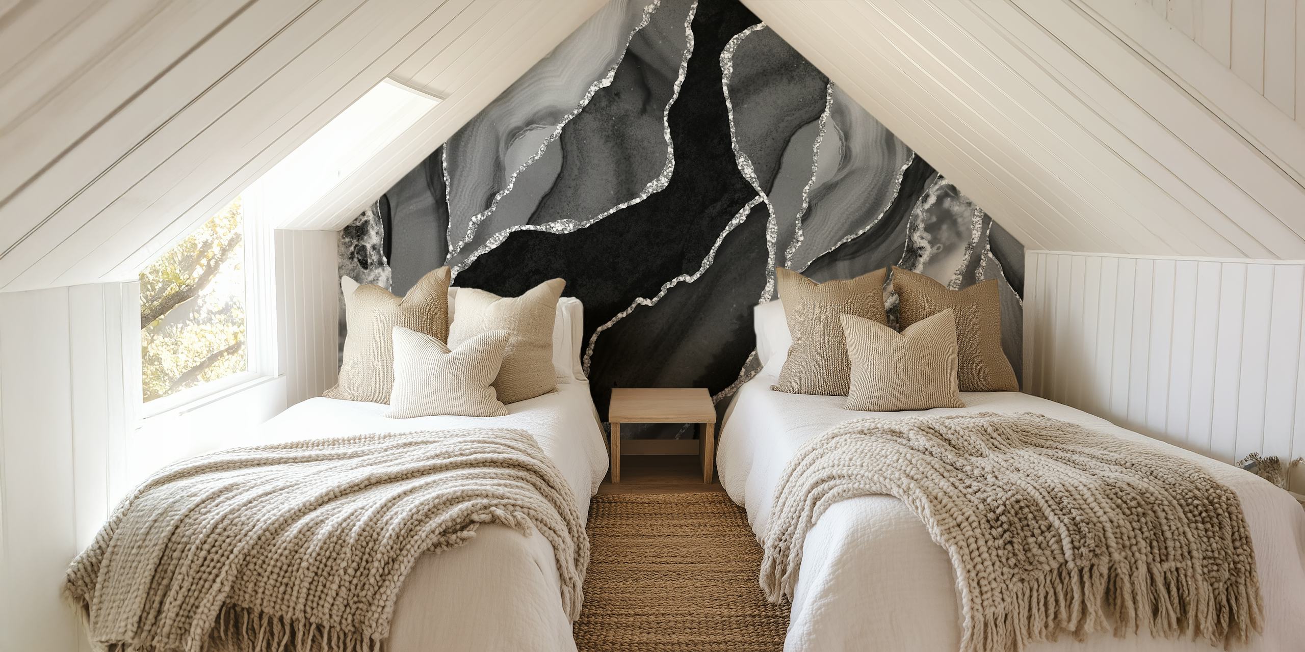 Vista ravvicinata di una lussuosa Black and Silver Marble wallpaper che aggiunge un tocco opulento alla stanza