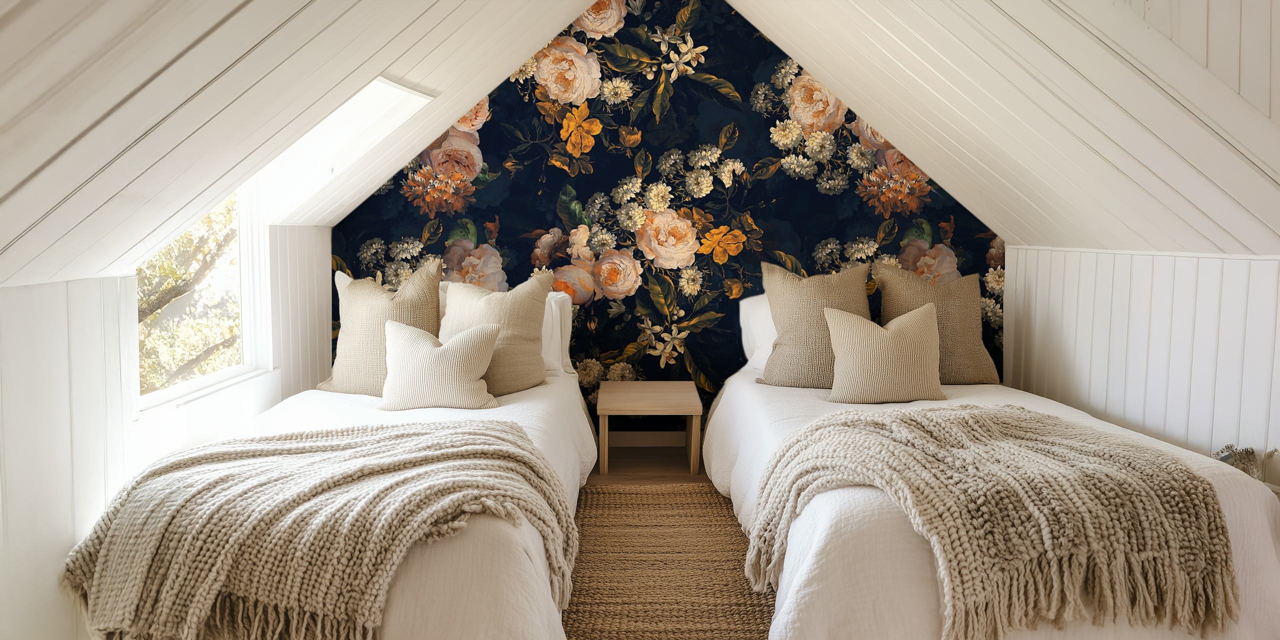 Decorazione murale da giardino notturno barocco di ispirazione vintage con fiori che sbocciano su uno sfondo scuro.