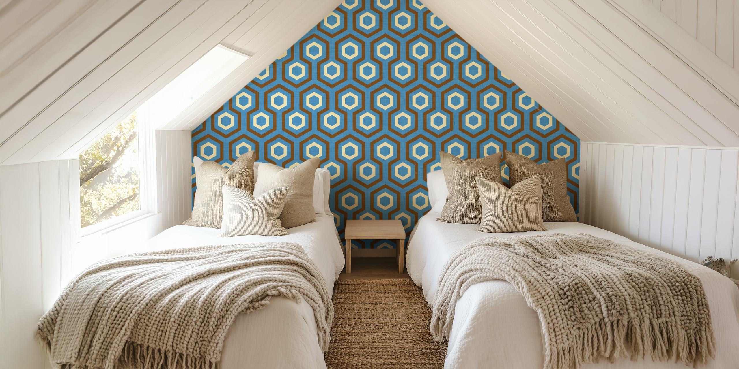 Σχέδιο ταπετσαρίας 1970s Hex Blue Brown σε ένα δωμάτιο