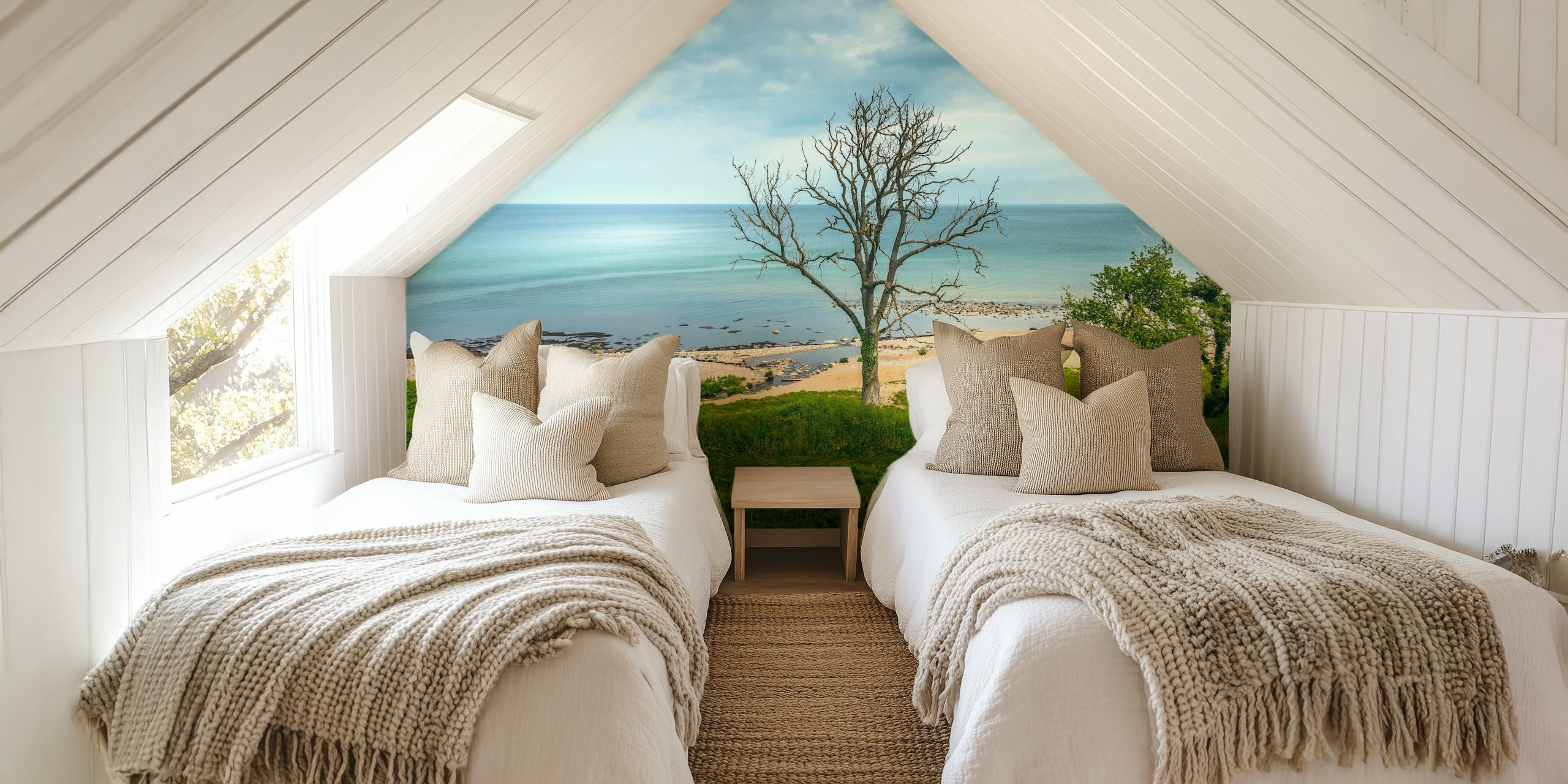 Luonnonkaunis näkymä Bornholmin saaren rannalle yksinäisen puun seinämaalauksella