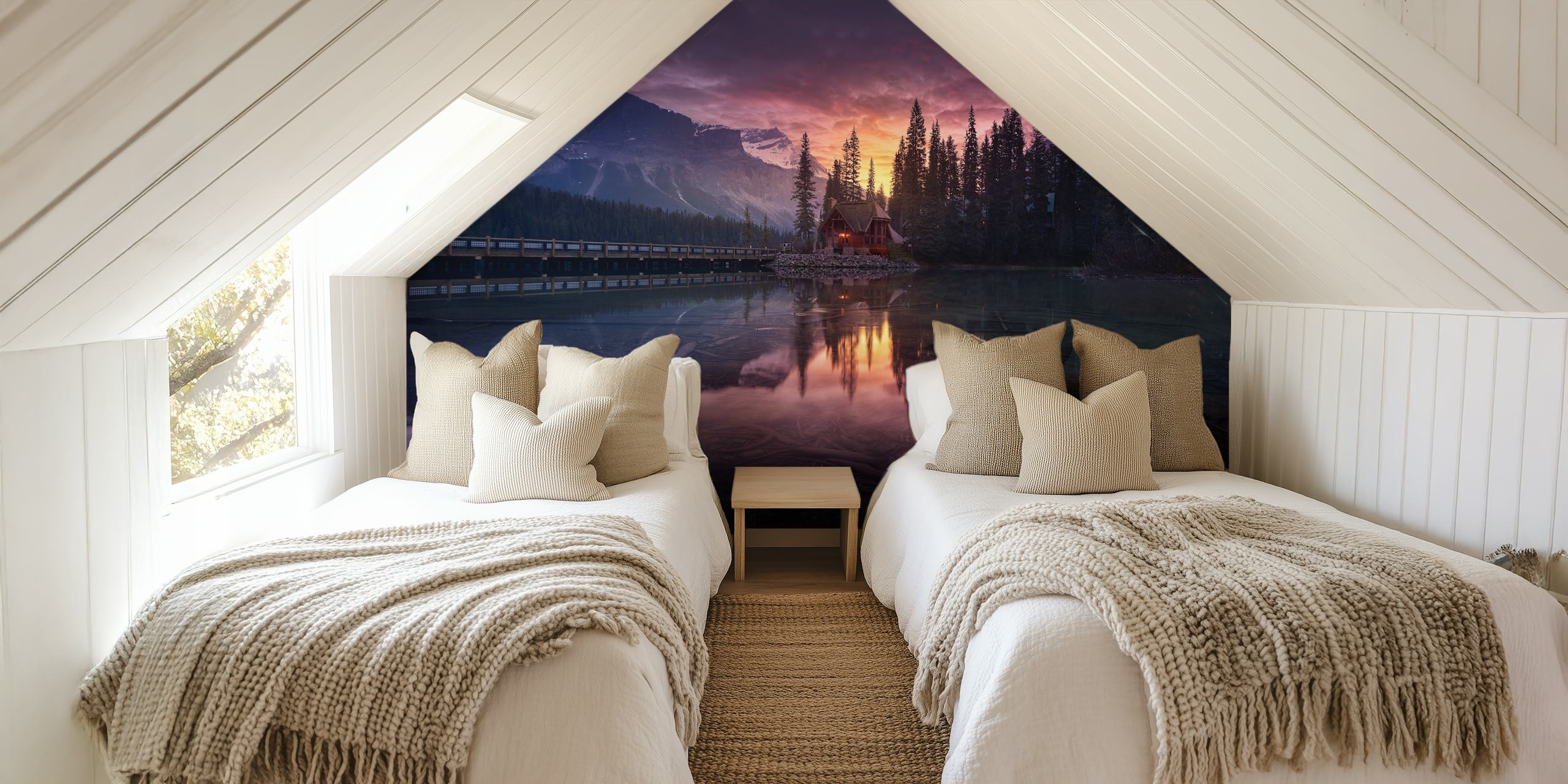 Serene zonsopgang boven een meer met een hut en bergen op de achtergrond