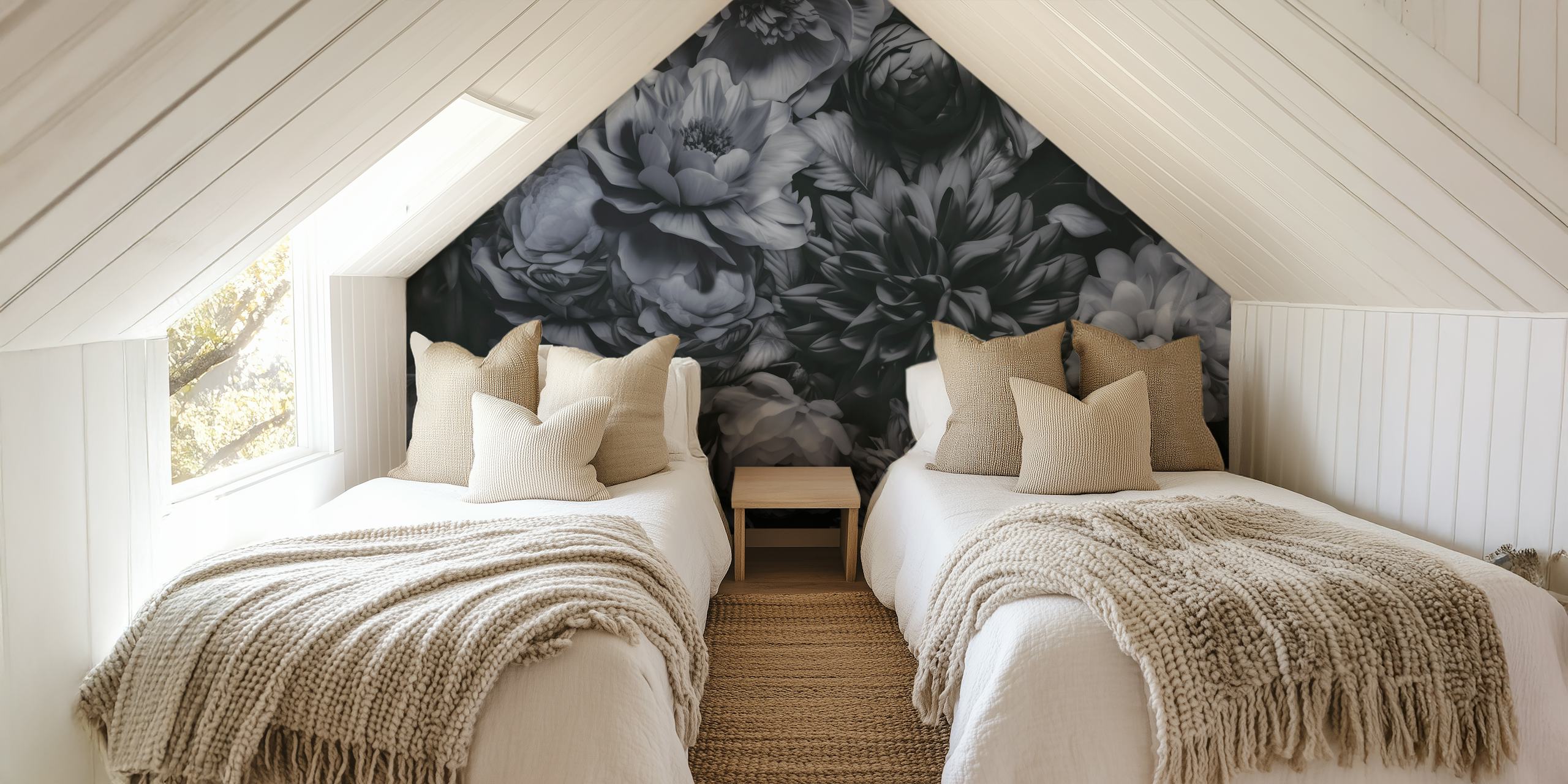 Opulento murale con fiori barocchi nei toni del grigio argento con un lunatico disegno artistico botanico