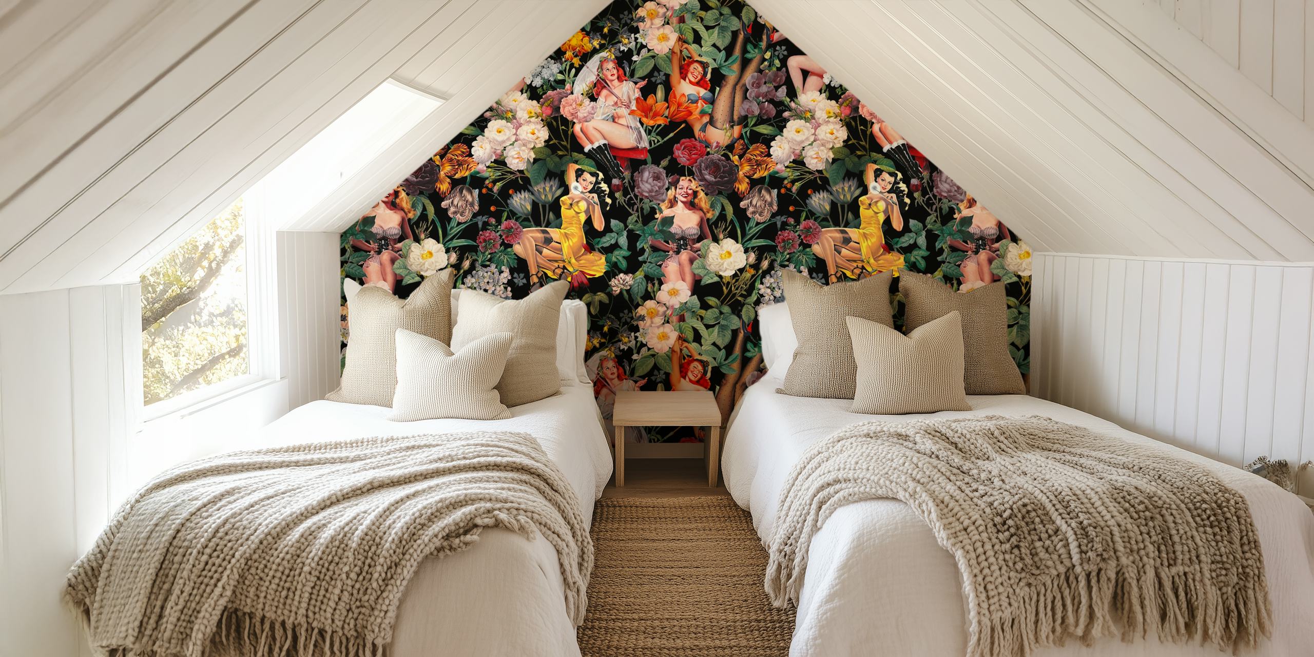 Vintage bloemen en pin-up meisjes op zwart behang wallpaper