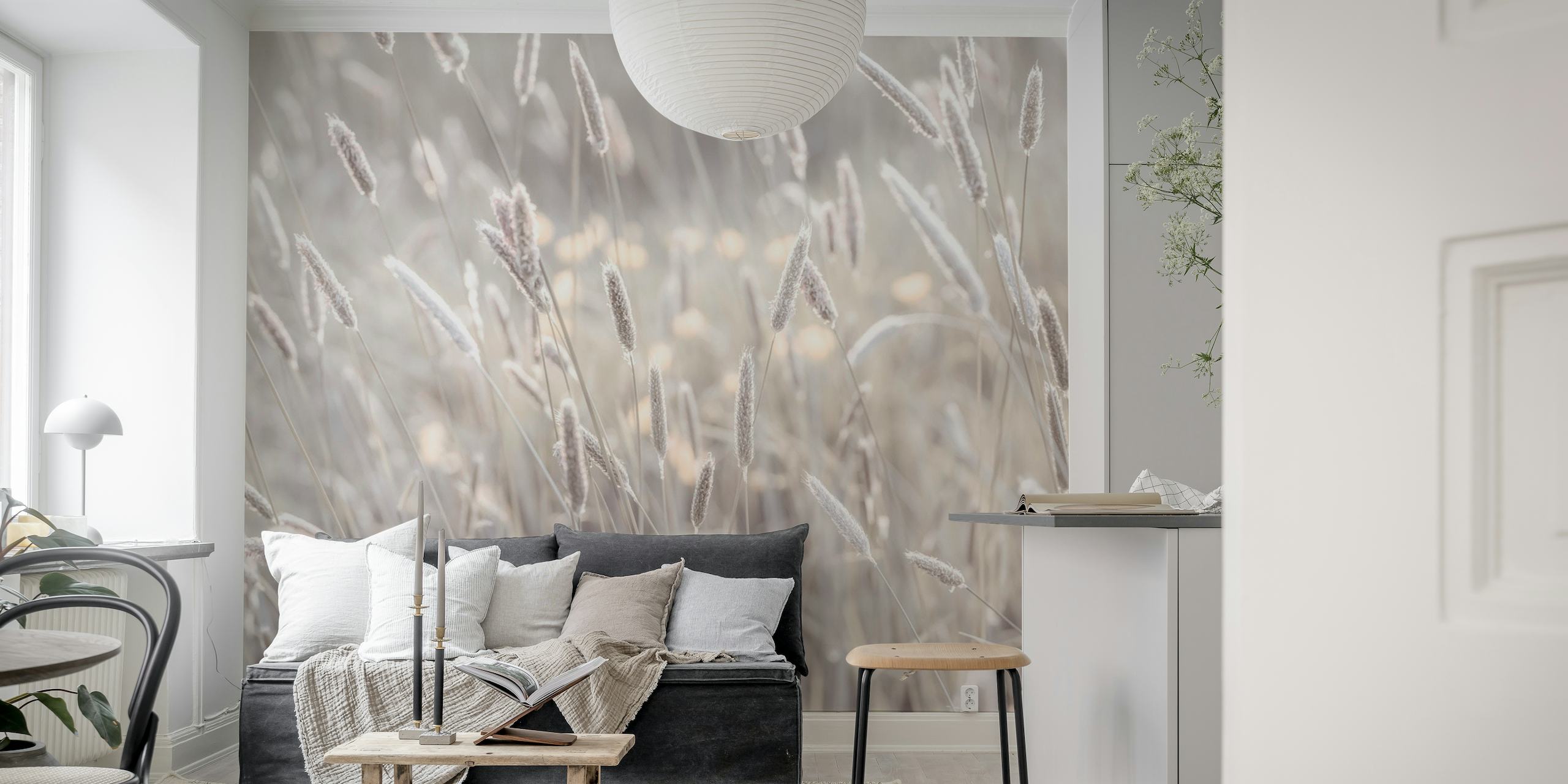 Meadow's Bliss -seinämaalaus pehmeillä harmaan ja luonnonvalkoisilla sävyillä, esittelee rauhallisia niittykuvia