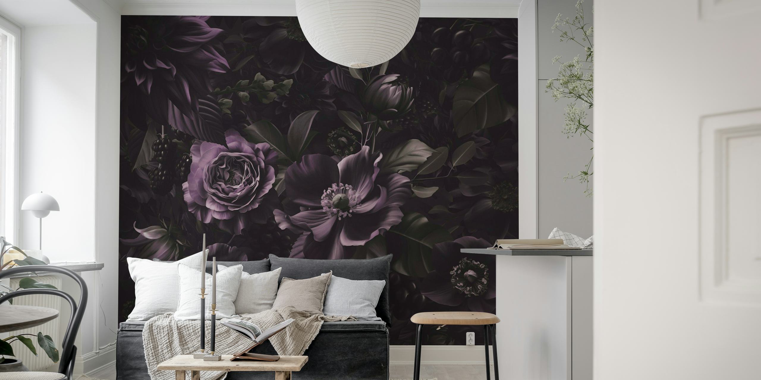Ylelliset barokkityyliset kukat syvän violetin seinämaalauksen sävyissä