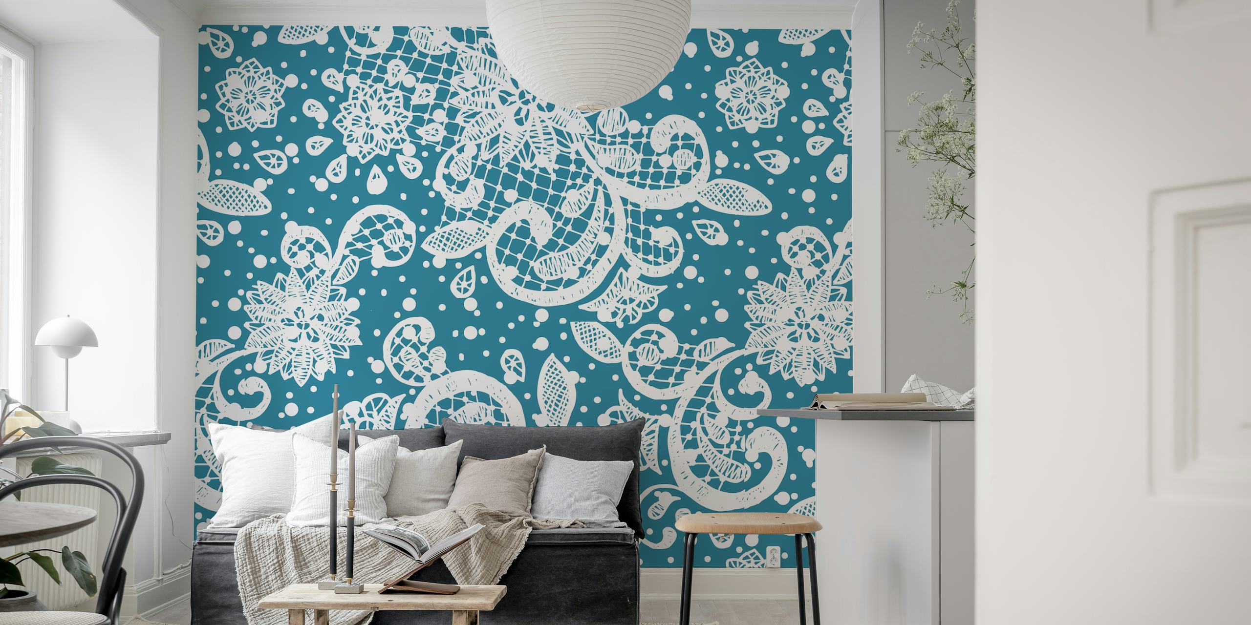 Το ταπισερί τοίχου White Lace Classic Ornament με λεπτά λευκά σχέδια σε μπλε φόντο.