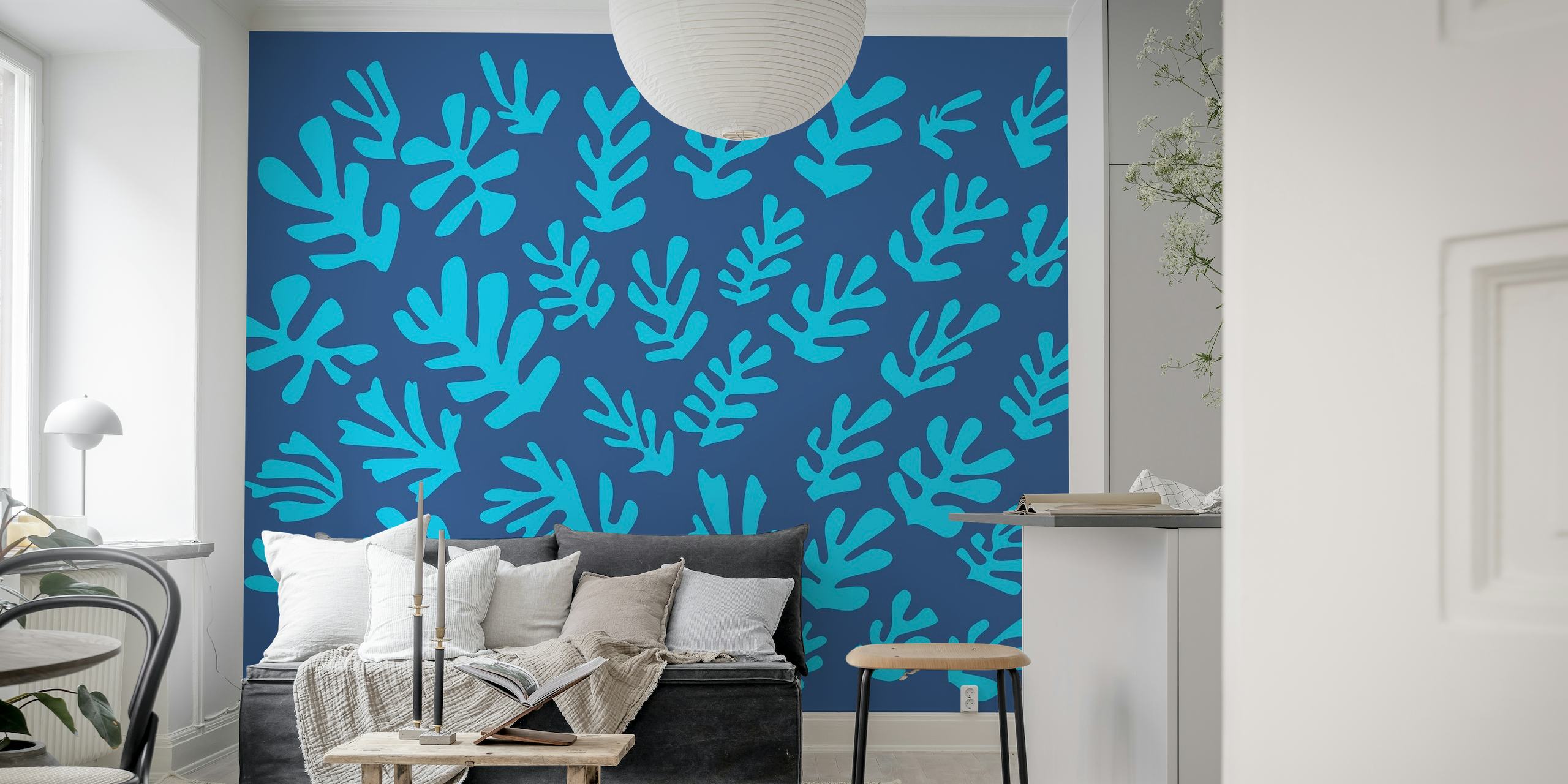 Minimalistisk vægmaleri med blå blade i Matisse-stil på en rig baggrund.