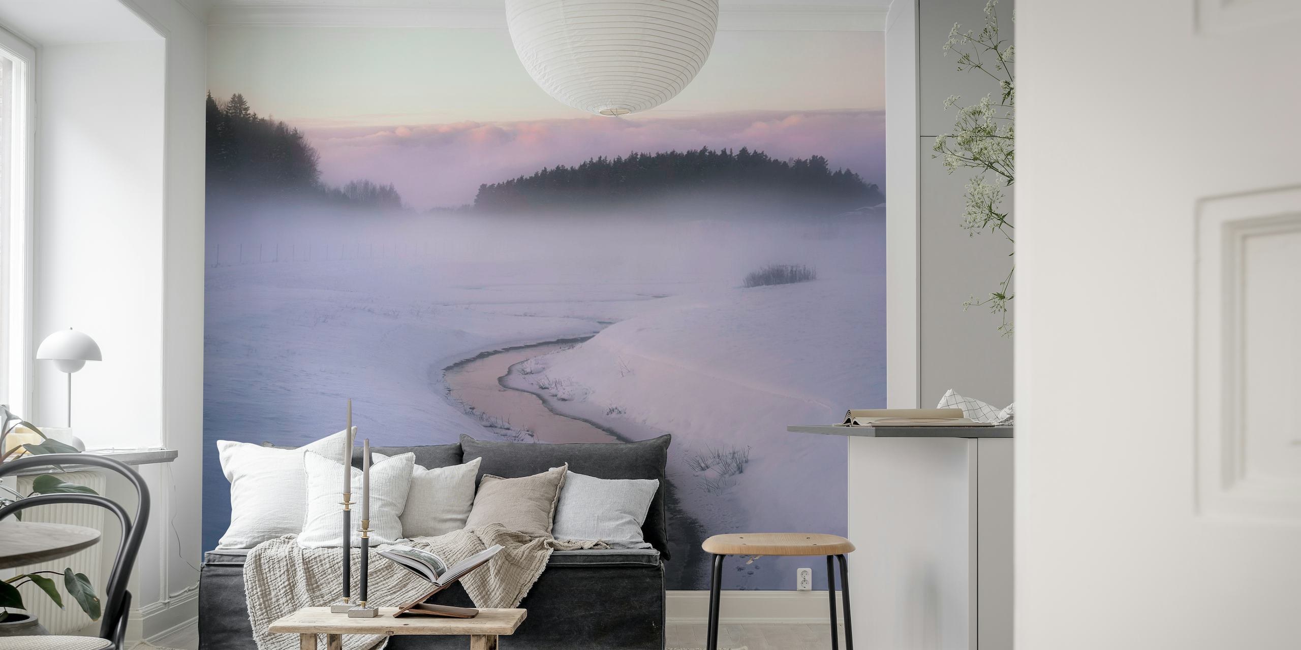 Winter's Mystique seinämaalaus, jossa luminen maisema ja sumuinen metsä aamunkoitteessa