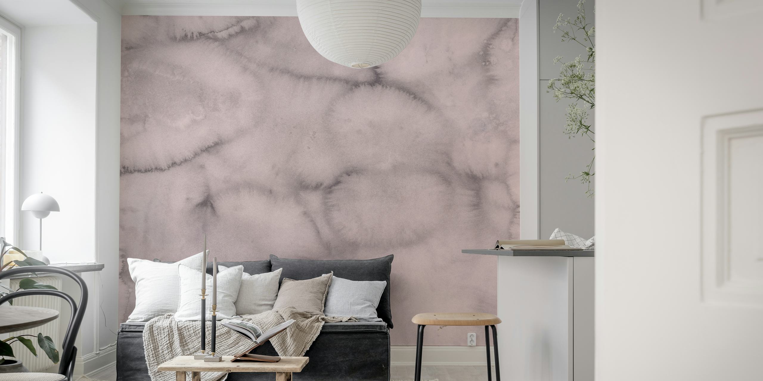 Mauve grå tapet som visar en mjuk marmorliknande struktur i dämpade lila och grå toner.