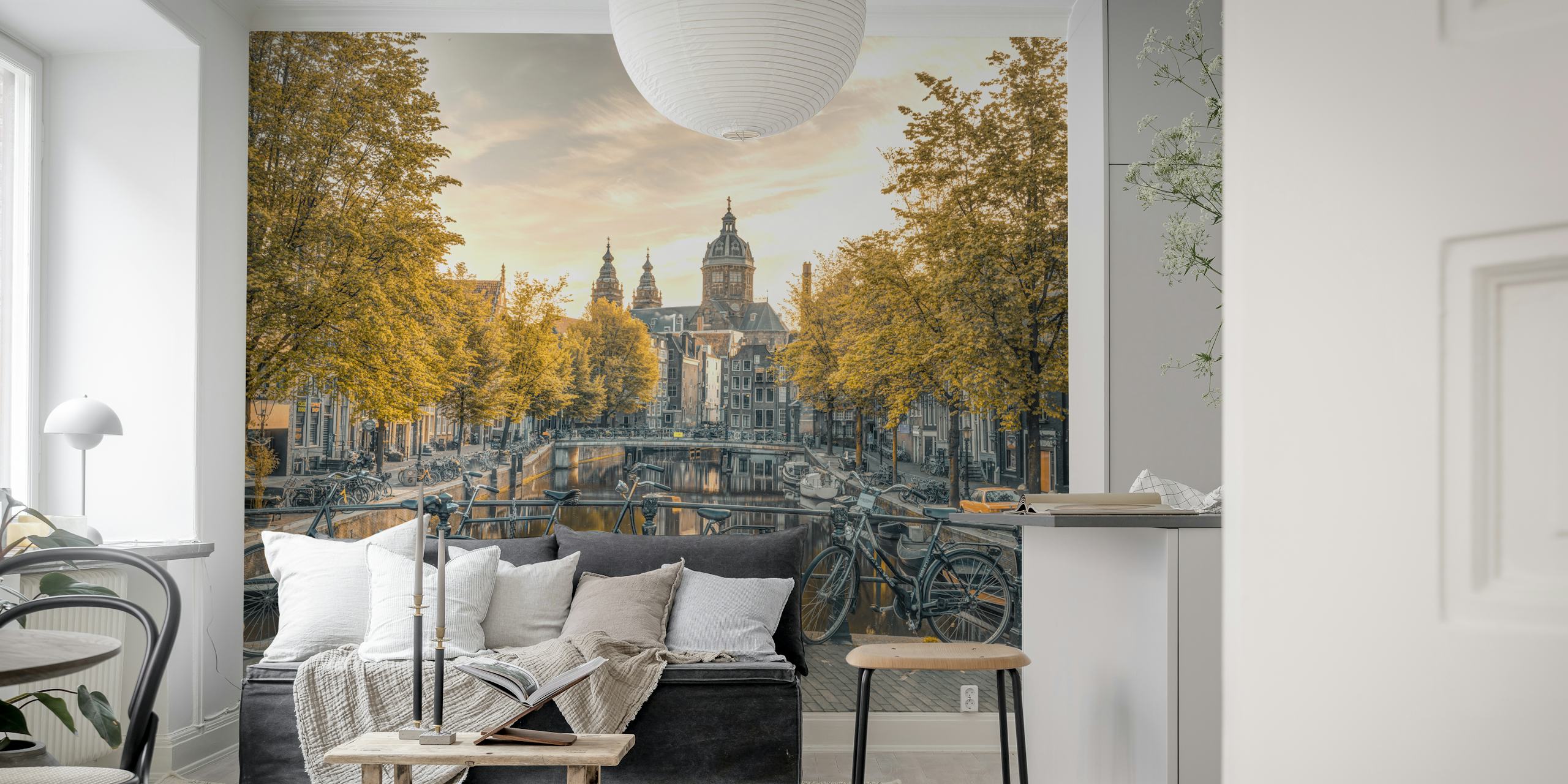 Canal con bicicletas en una habitación bellamente estilizada