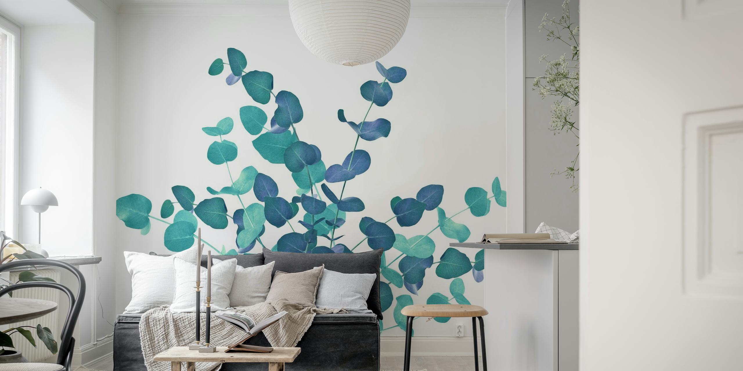 Eukalyptus jättää seinämaalauksen sinisissä sävyissä luoden seesteisen kasvitieteellisen esityksen
