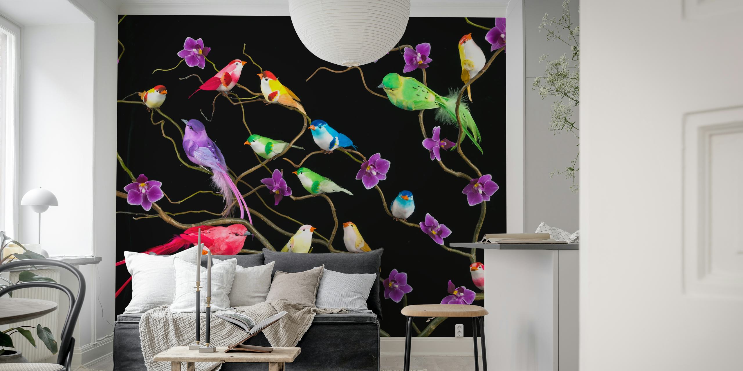 Μια πολύχρωμη τοιχογραφία με fake birds sitting on branches και μωβ λουλούδια σε σκοτεινό φόντο.