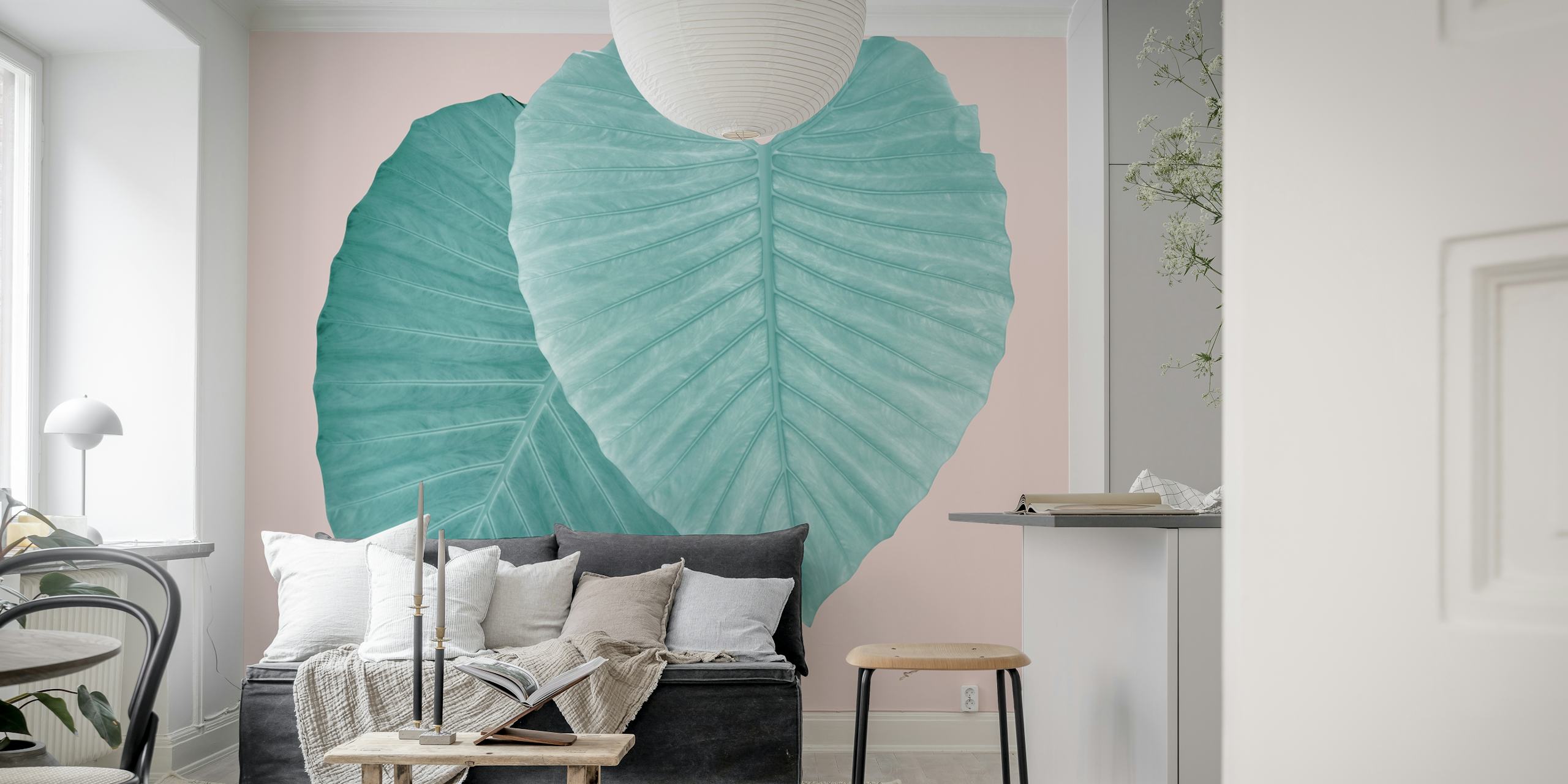 Turkusowe liście tworzące serce na różowej fototapecie w tle