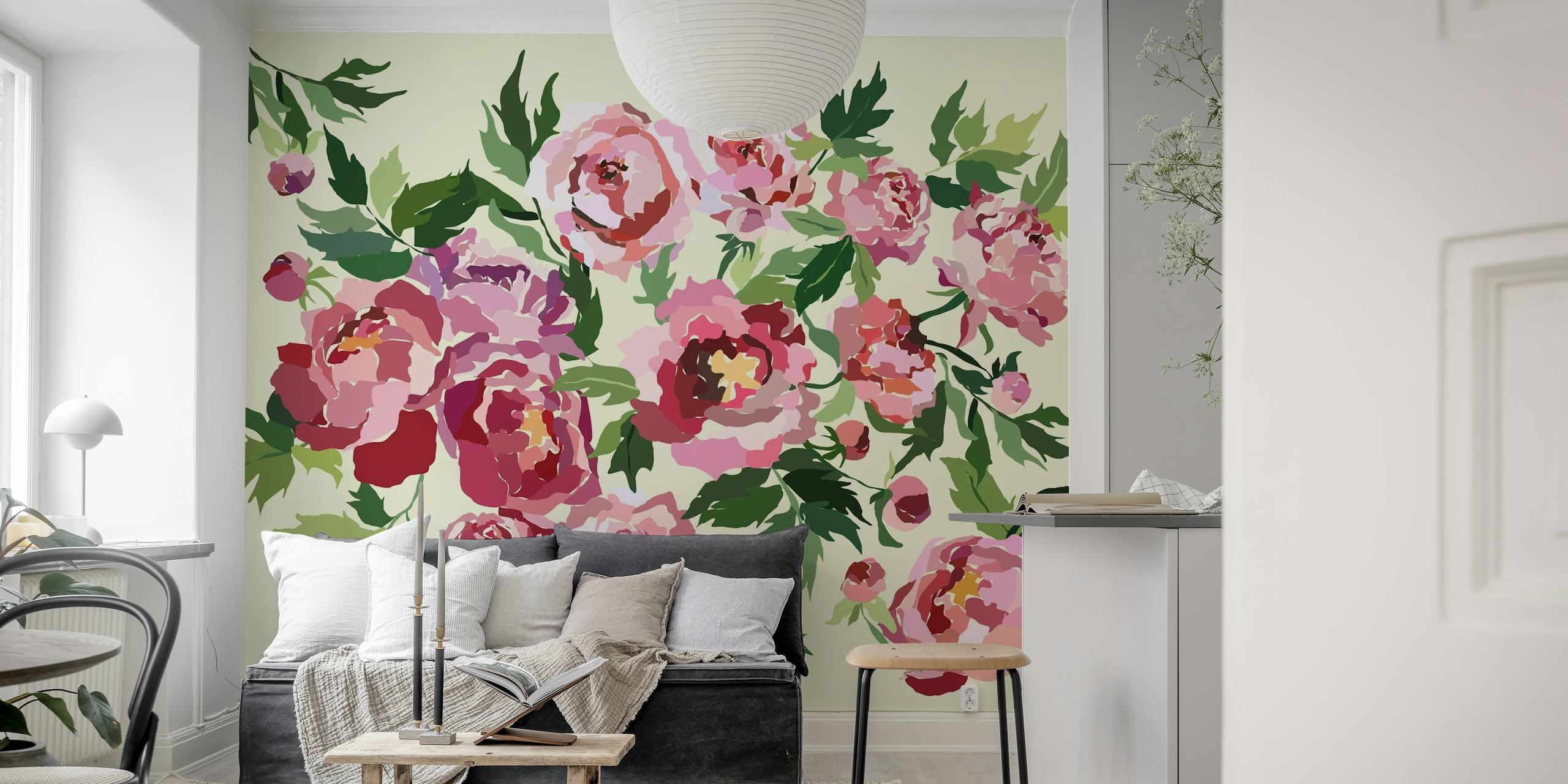 Pioenrozen in roze en bordeauxrood op een lichtgrijze muurschildering als achtergrond