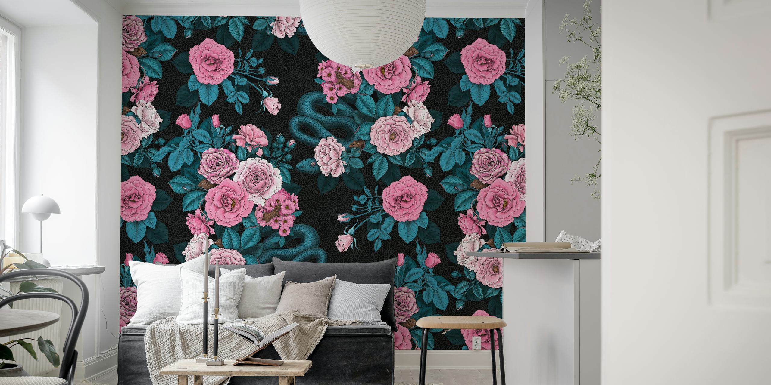 Um mural de parede com um cacho de rosas cor de rosa e vermelhas sobre um fundo escuro, criando uma atmosfera floral romântica.