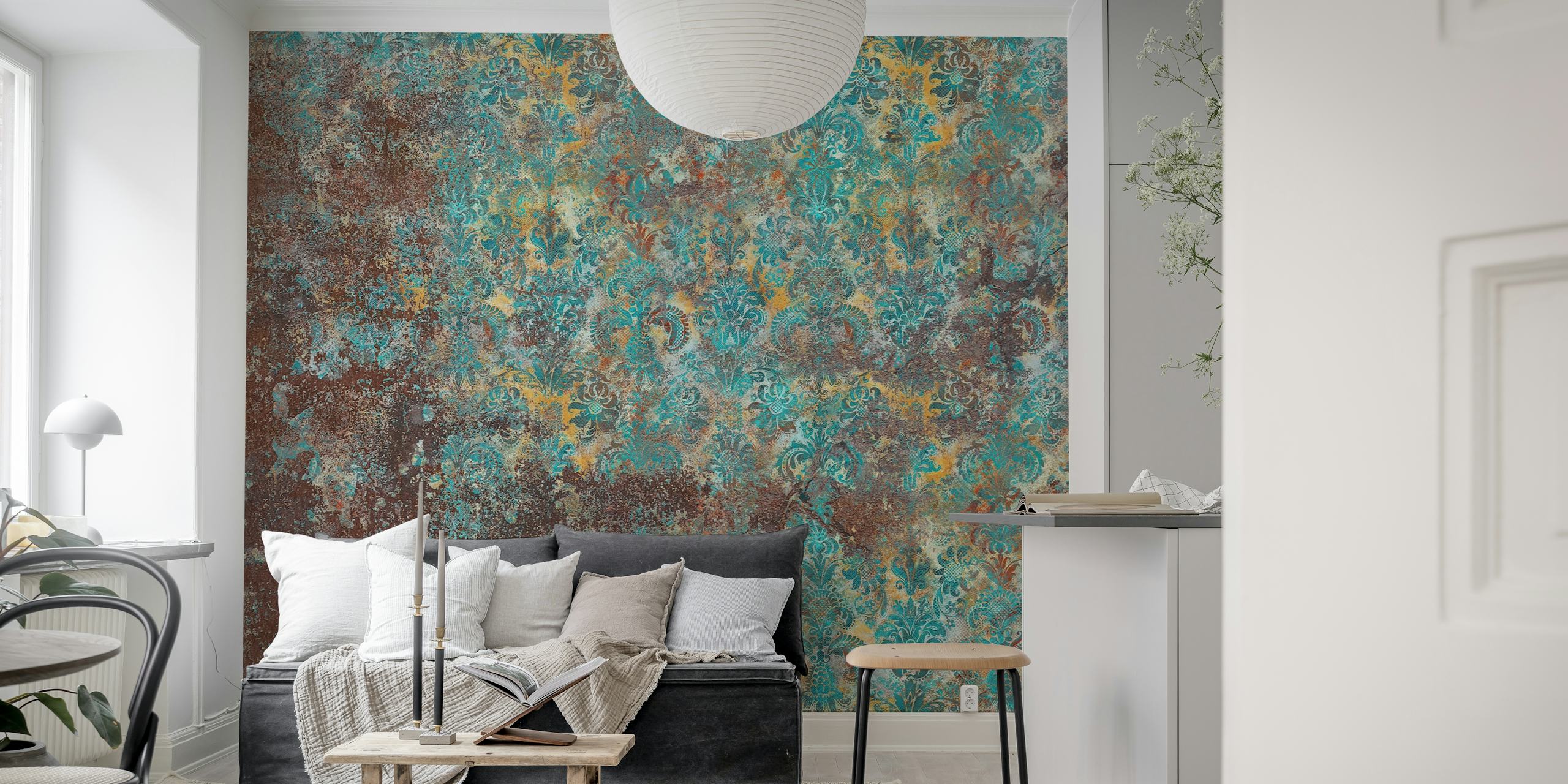 Carta da parati murale Grunge Damask Wall Aqua Rust caratterizzata da tonalità acqua e ruggine con un aspetto strutturato per un look sofisticato.
