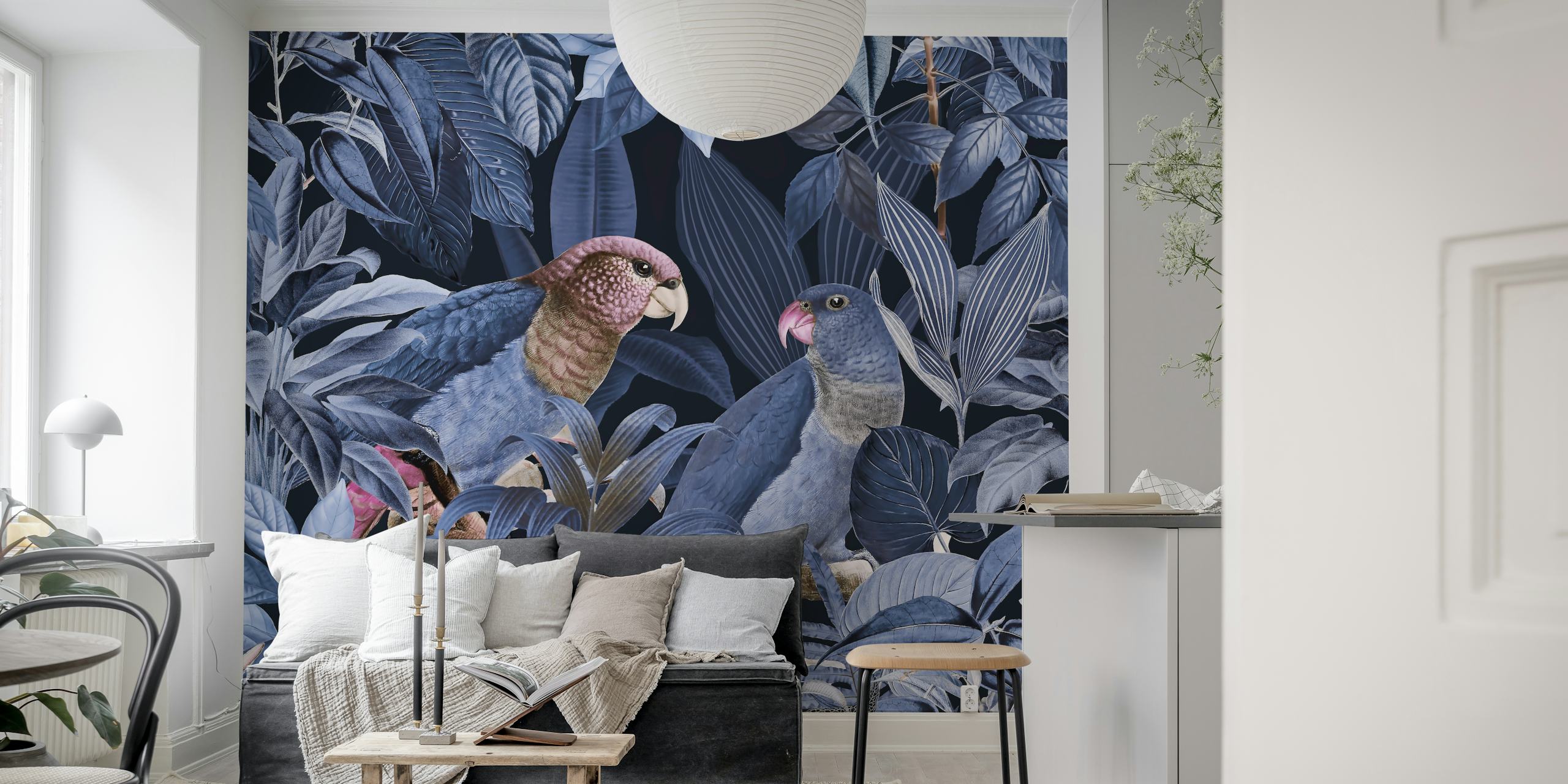 Dois papagaios azuis em meio a folhagem tropical escura em um mural de parede