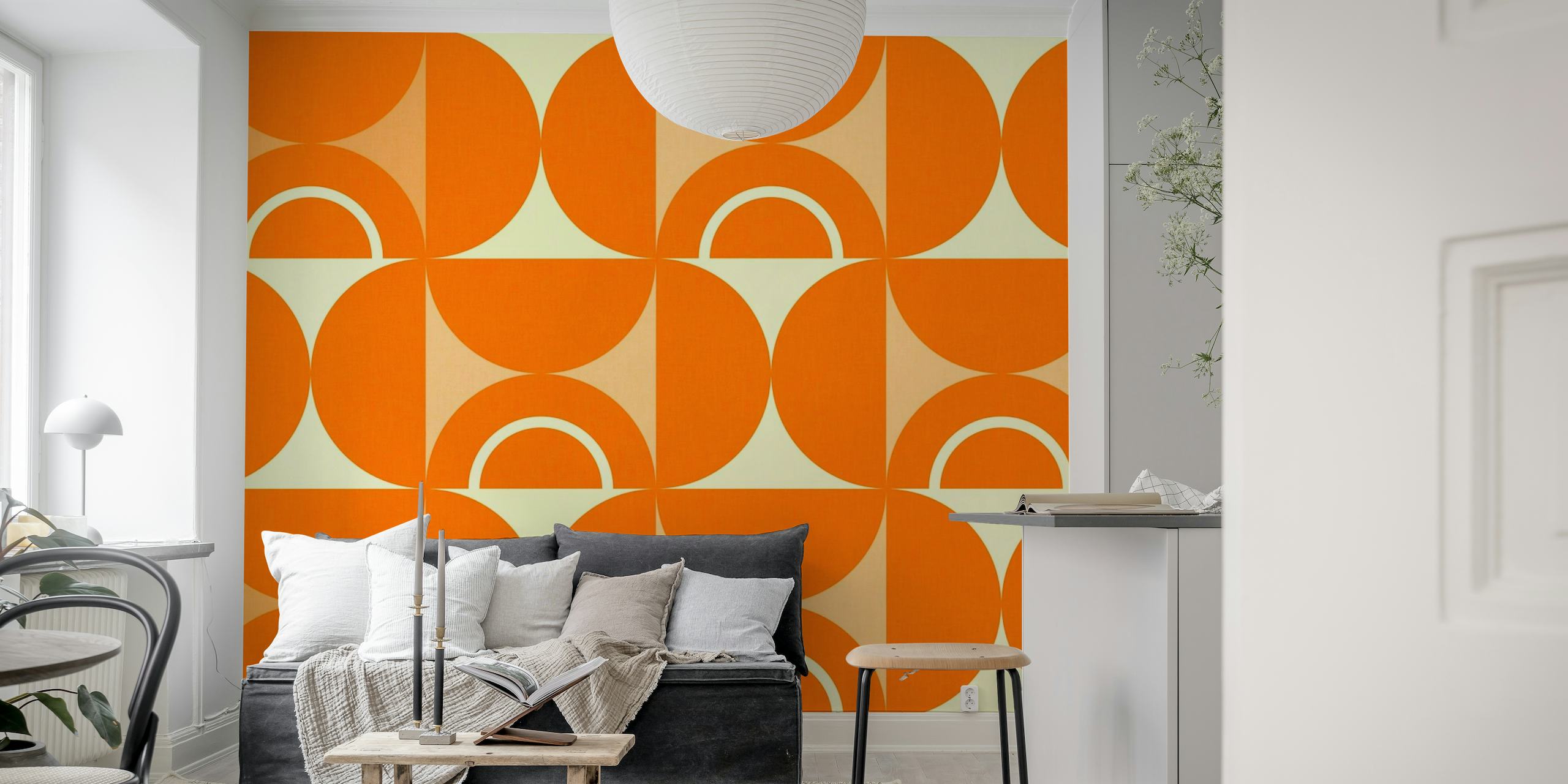 Vuosisadan puolivälin moderni geometrinen kuvio oranssina ja valkoisena seinämaalaukseen