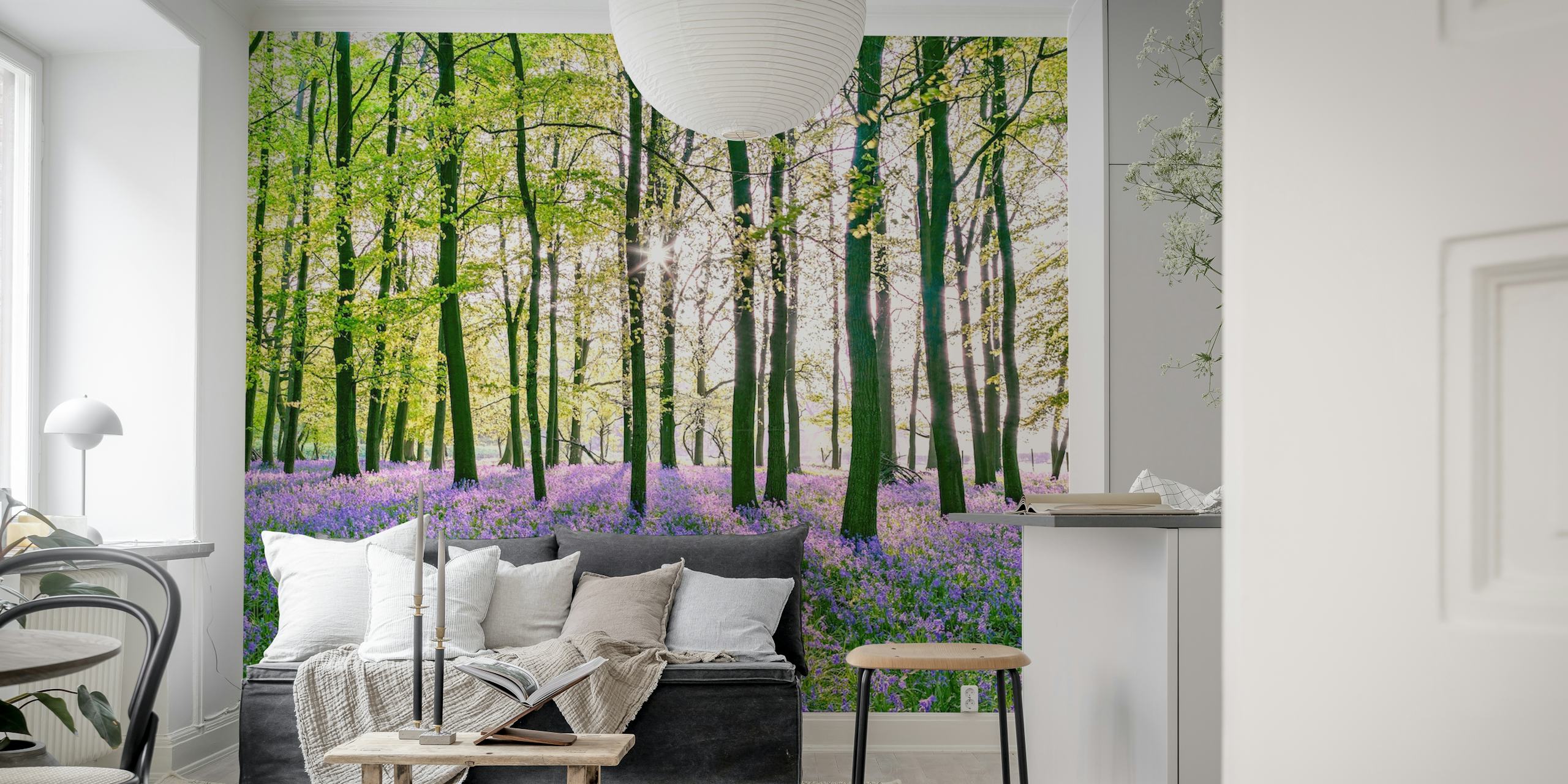 Et rolig veggmaleri med blåklokkeskog med en frodig grønn baldakin og livlige lilla blomster som dekker skogbunnen.