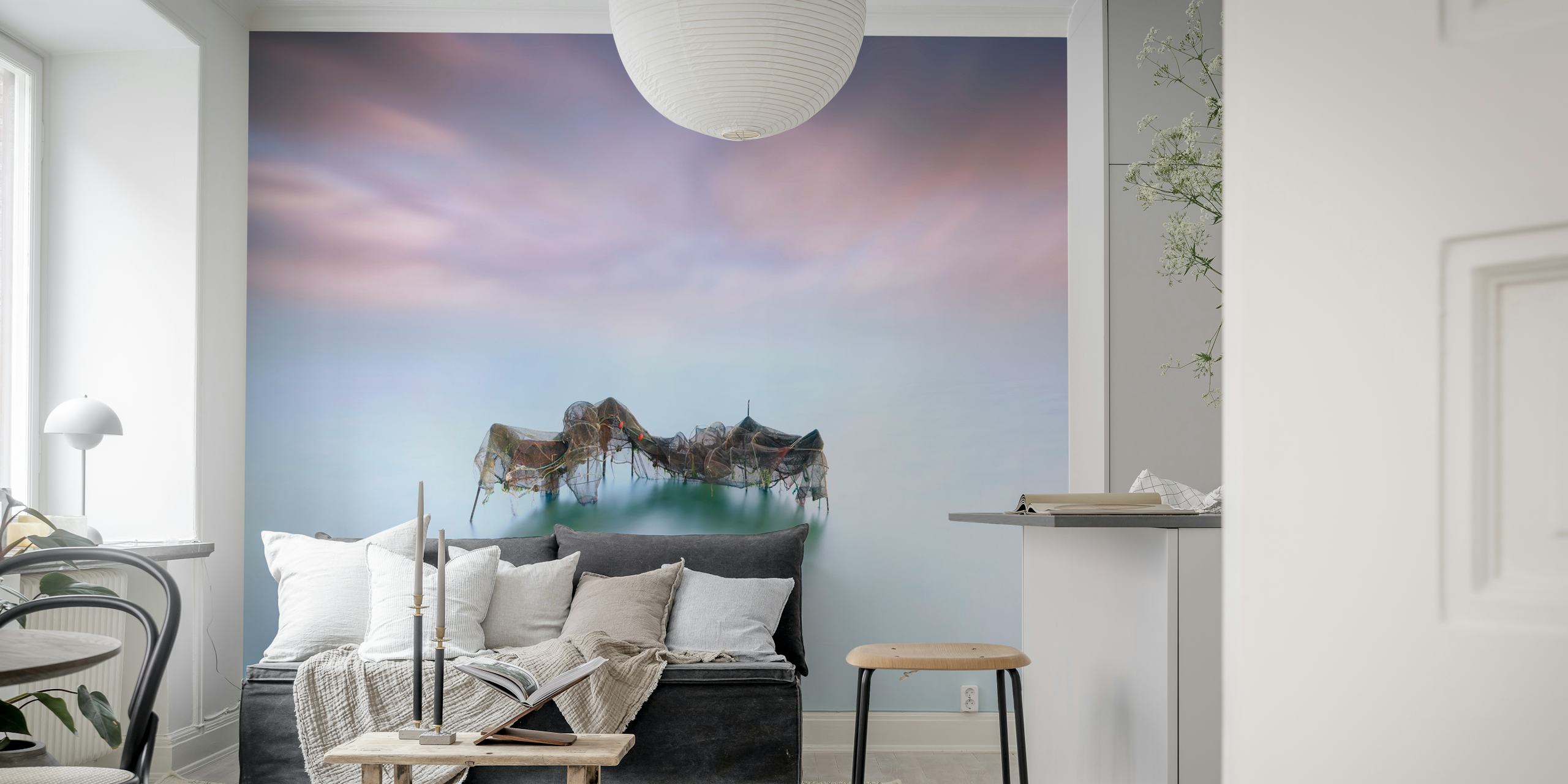 Etereo paesaggio acquatico nebbioso con struttura a rete da pesca