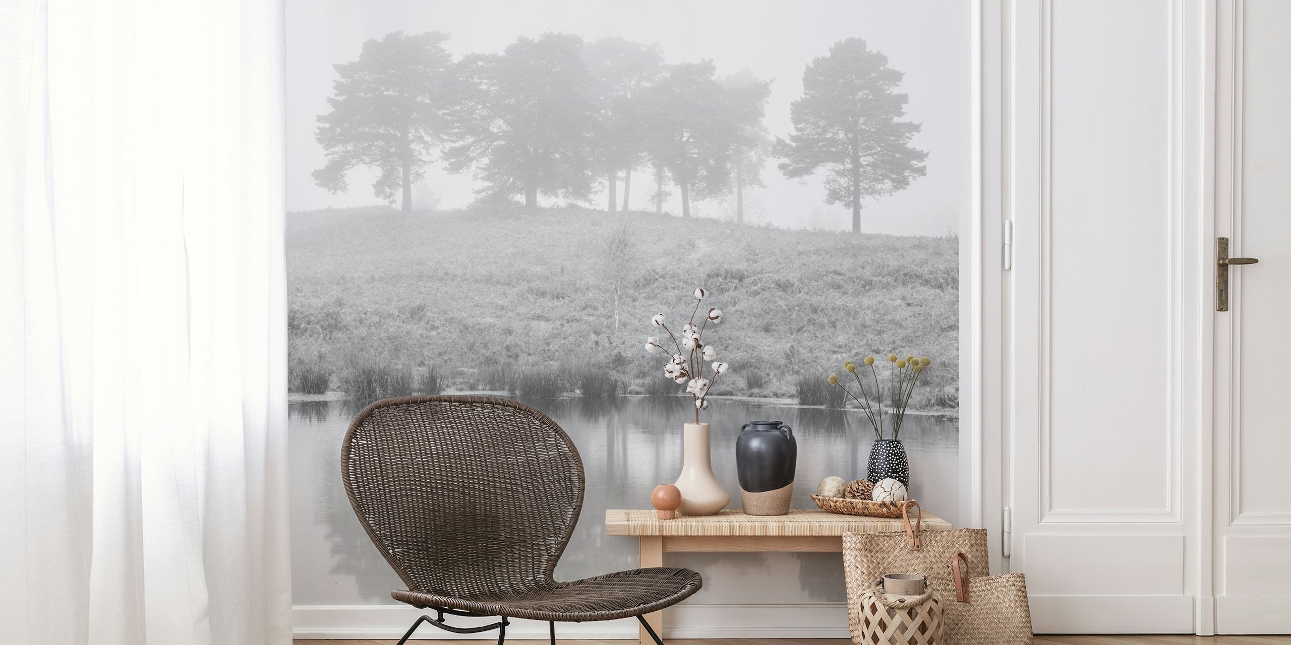 Fotomural vinílico de paisagem serena em tons de cinza com árvores e seu reflexo na água