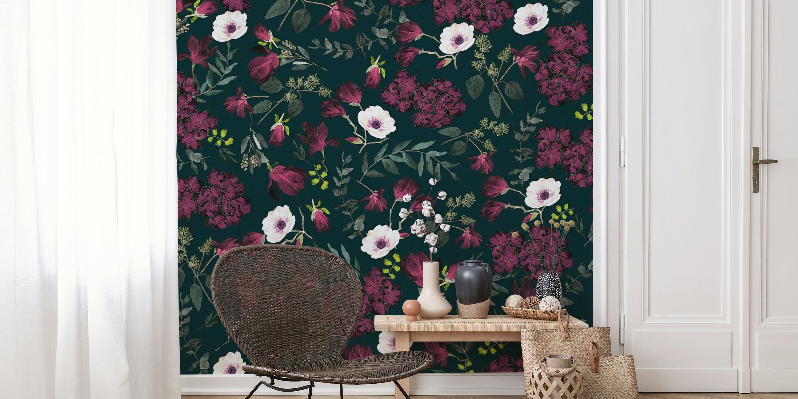 Patrón romántico floral oscuro con flores de color burdeos y fucsia, ideal para una decoración de pared sofisticada.