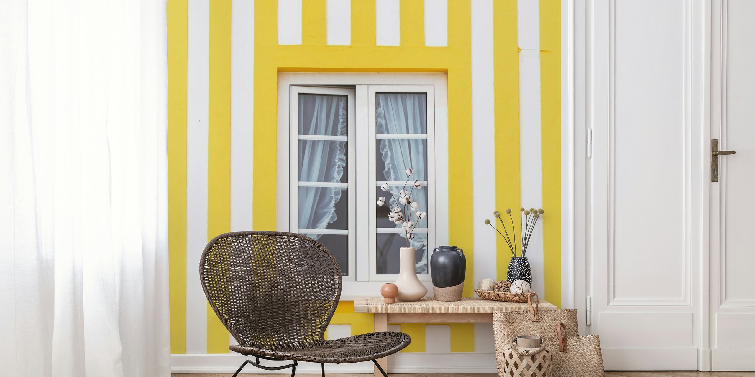 Žuto-bijeli prugasti zidni mural s prozorom u sredini