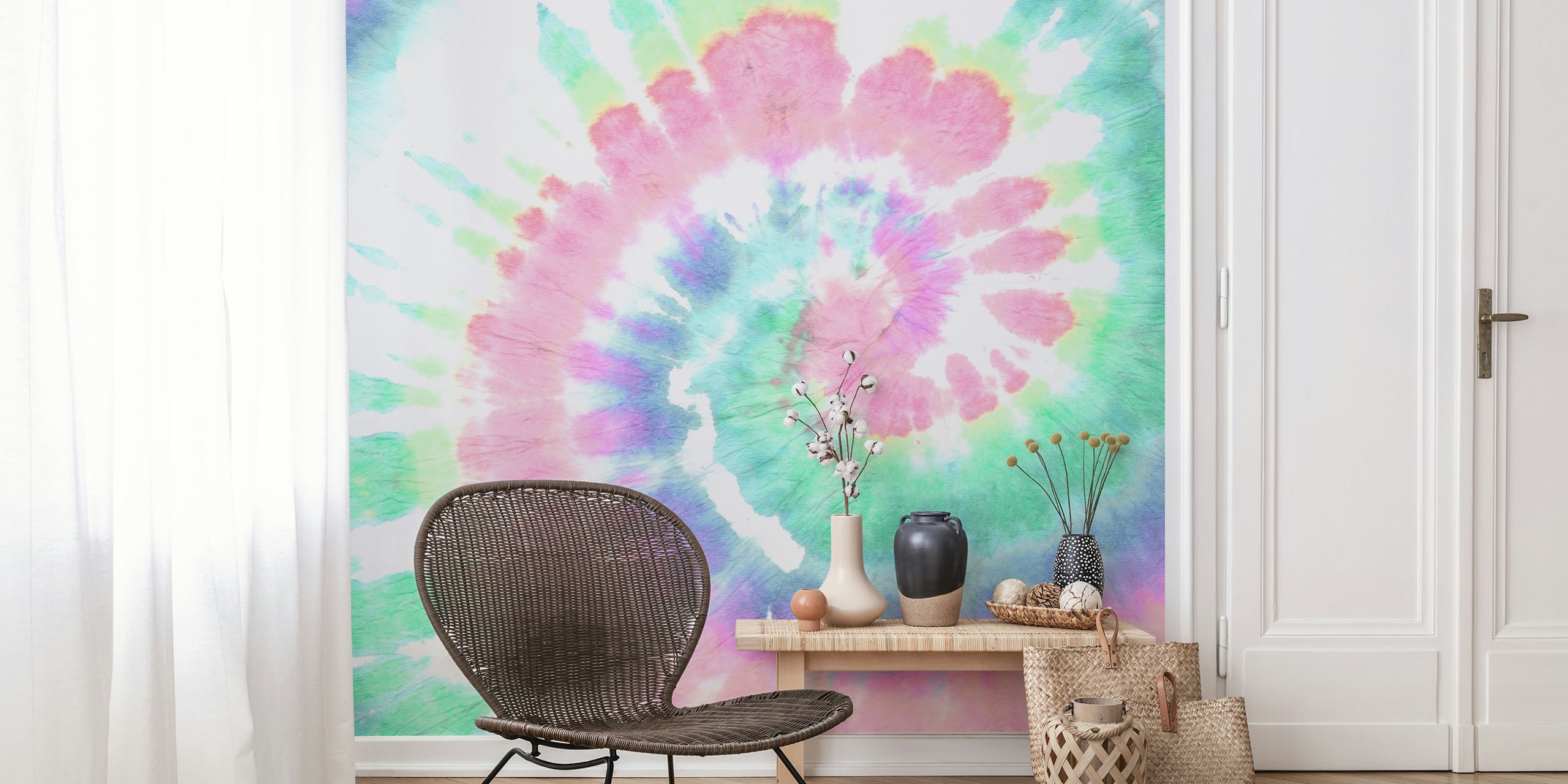 Energieke roze tie-dye muurschildering met wervelingen van roze, groen en blauw
