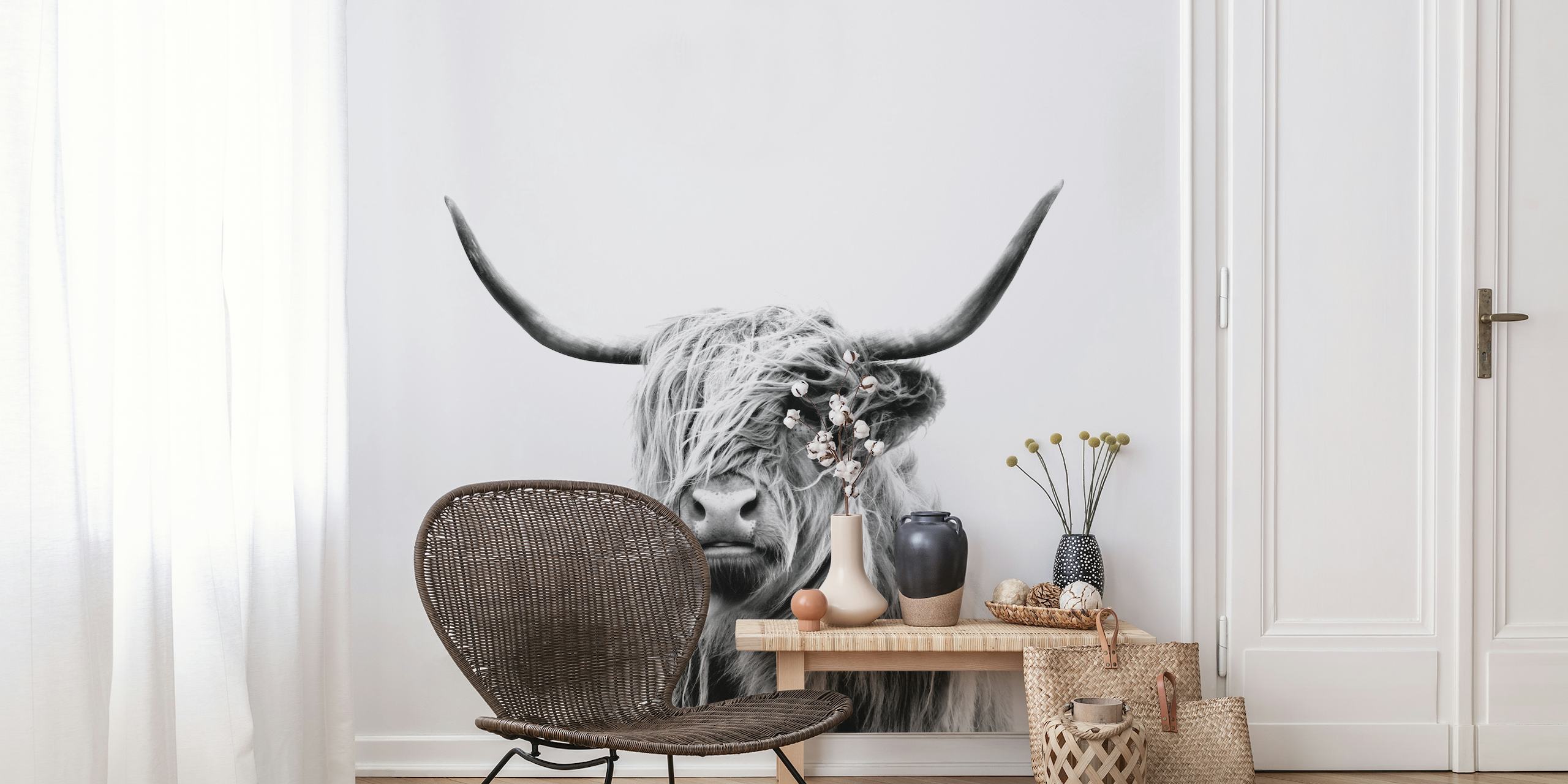 Mustavalkoinen seinämaalaus Highland Cow -lehmästä, jolla on takkuinen turkki ja pitkät sarvet