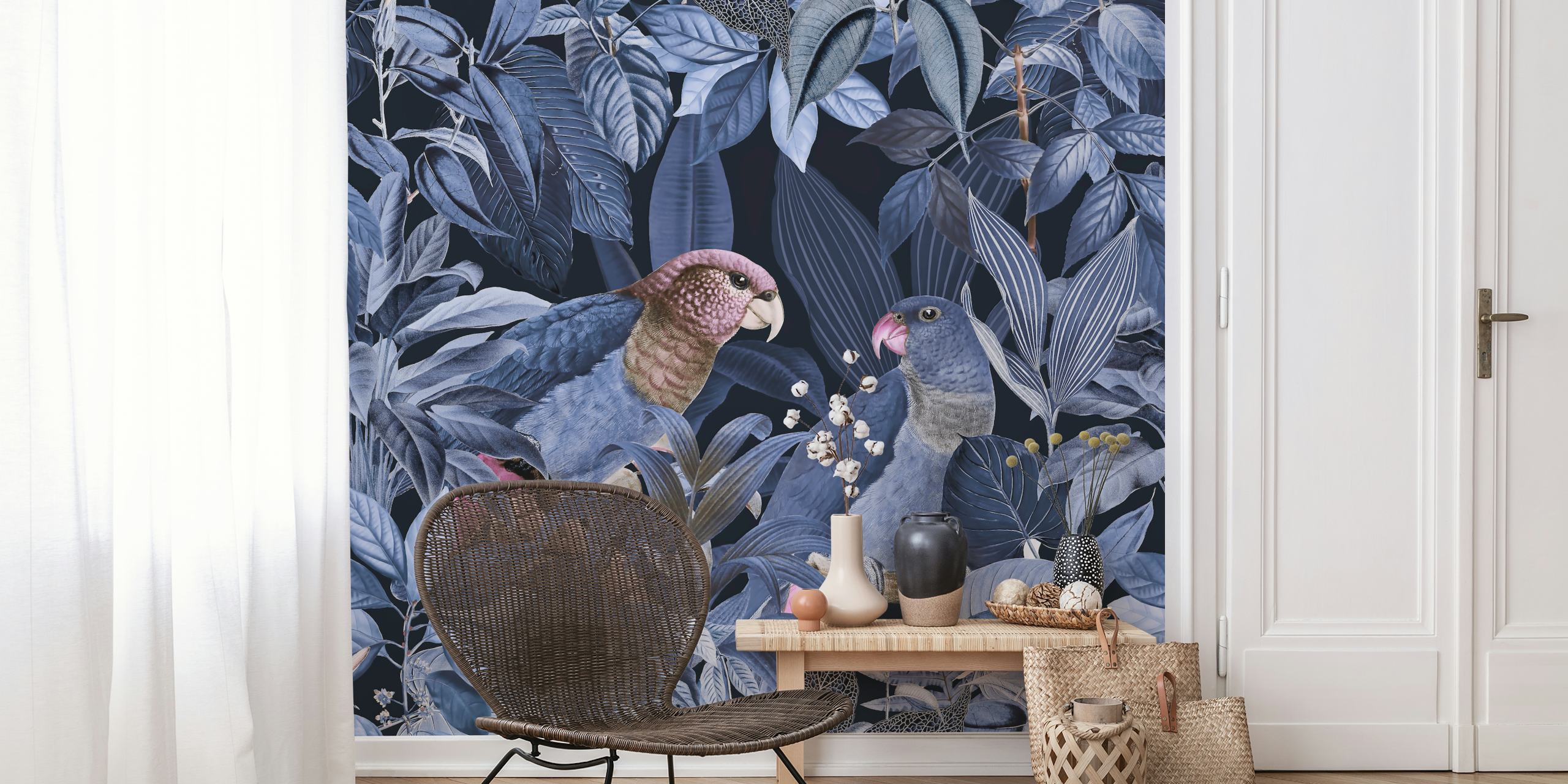Dois papagaios azuis em meio a folhagem tropical escura em um mural de parede