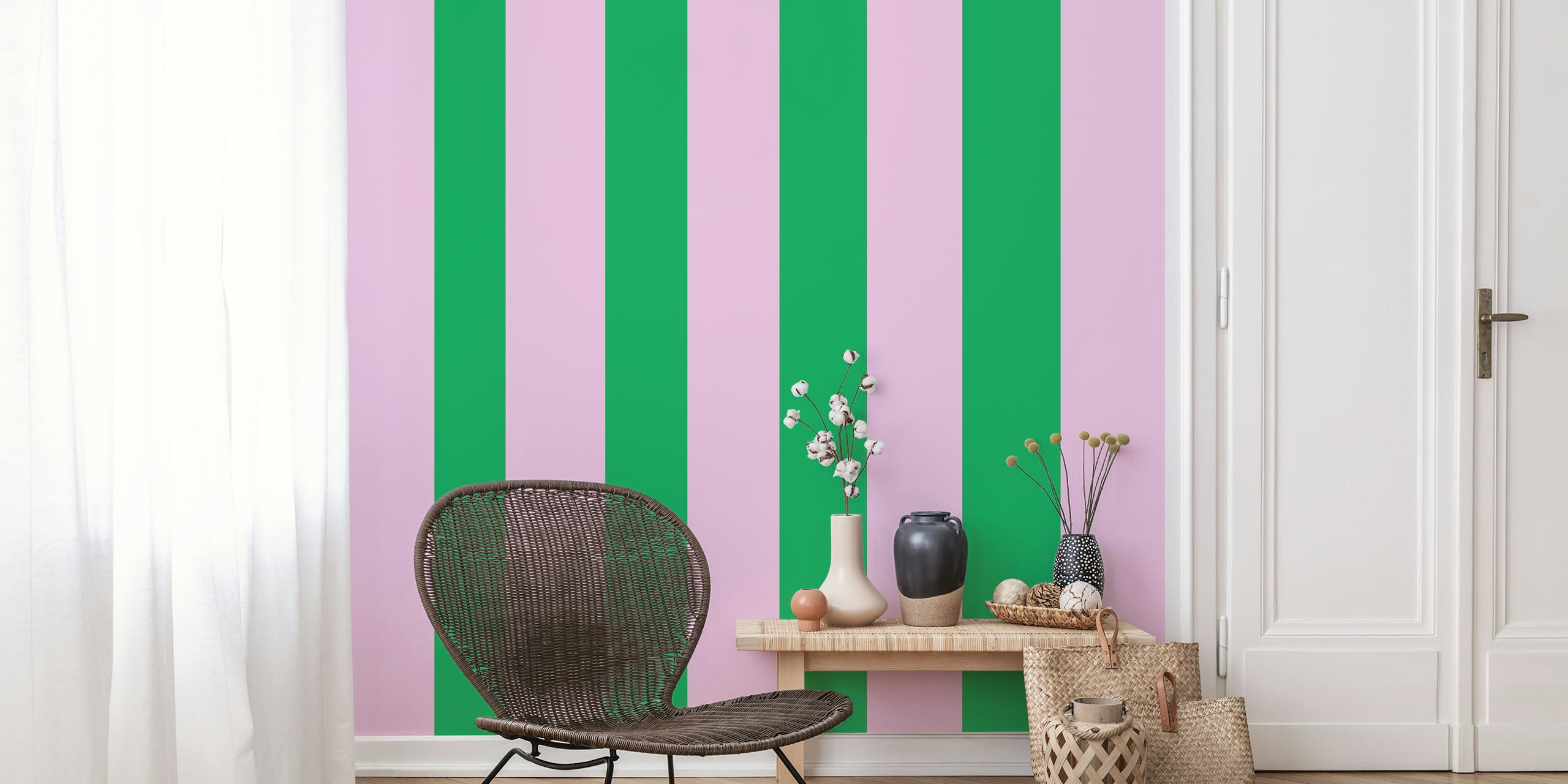 Rosa grün streifen wallpaper displayed in a room