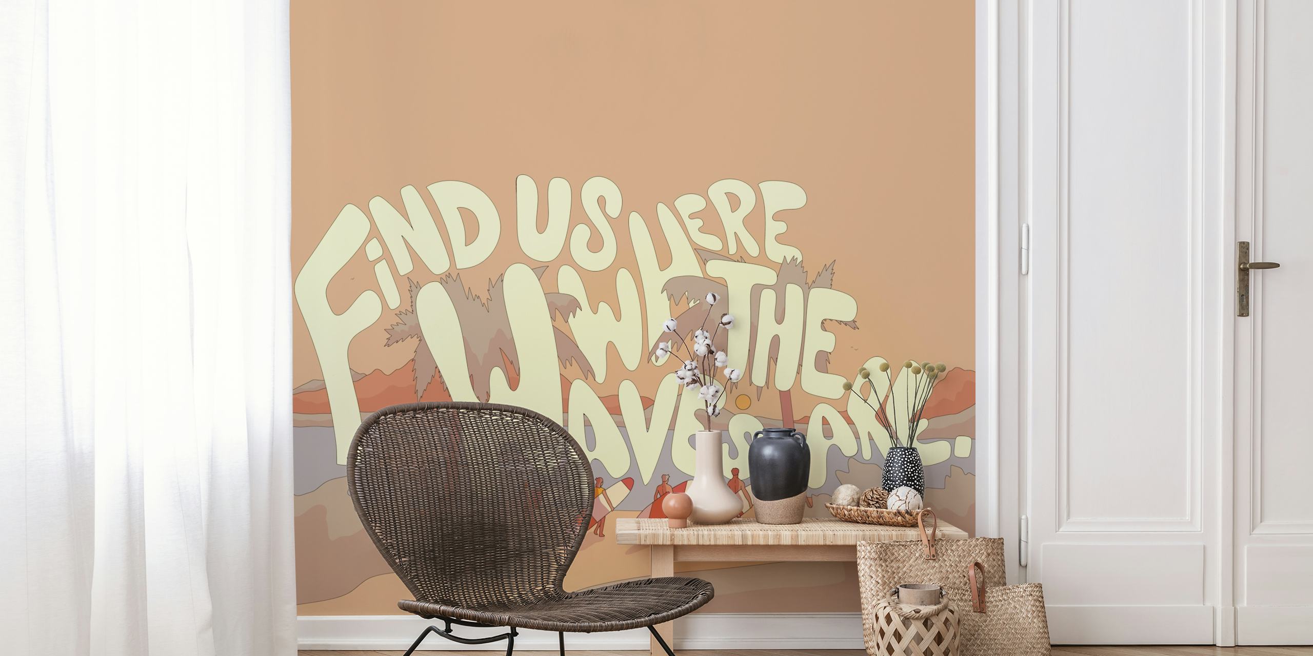 Murale sulla spiaggia costiera con il testo motivazionale Trovaci dove ci sono le onde e tenui tonalità del tramonto