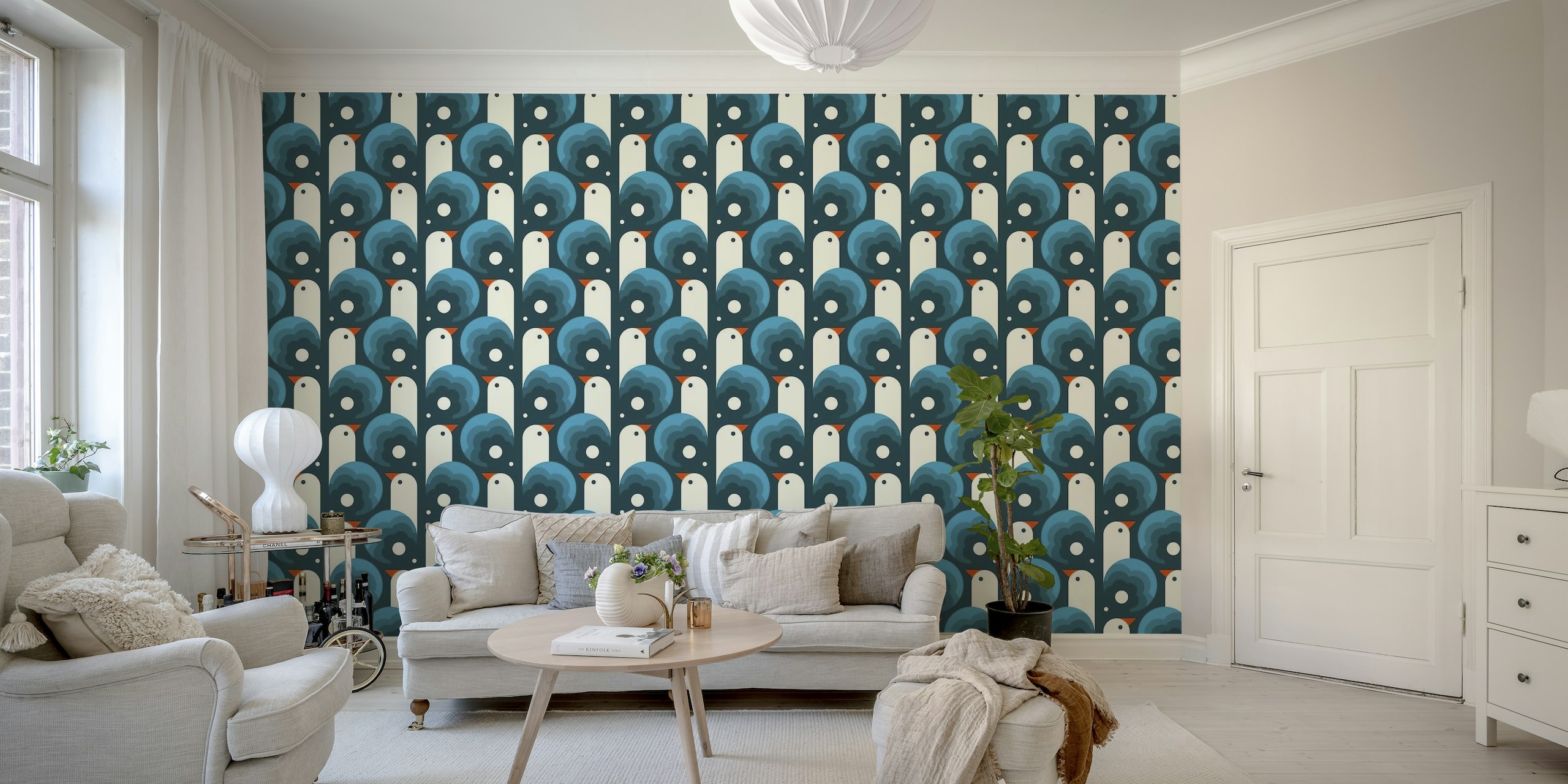 Abstrakt blått veggmaleri med stiliserte lekne fugler og dekorative mønstre