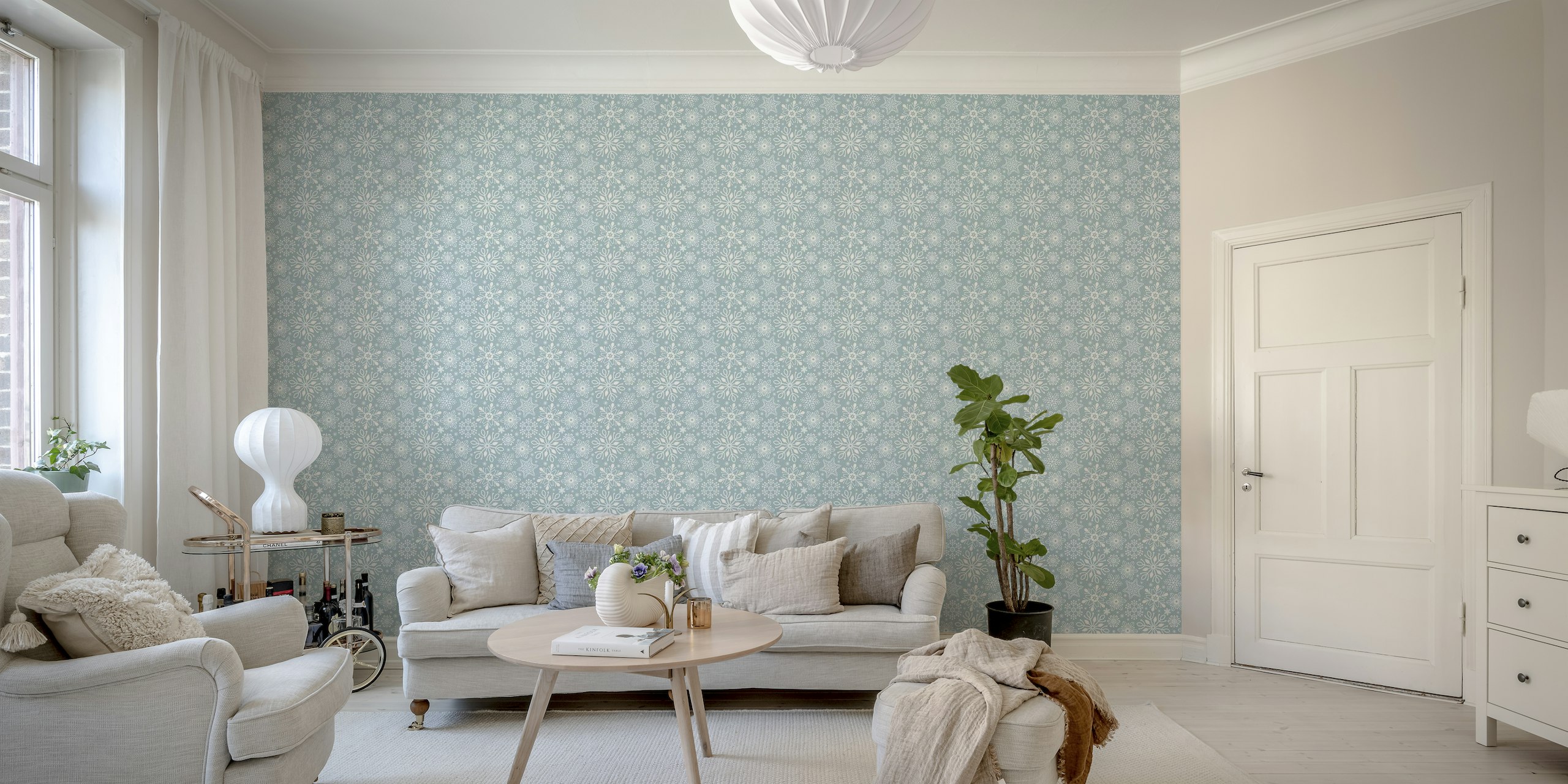 Tyylikäs sininen seinämaalaus valkoisilla lumihiutalekuvioilla kodin sisustukseen