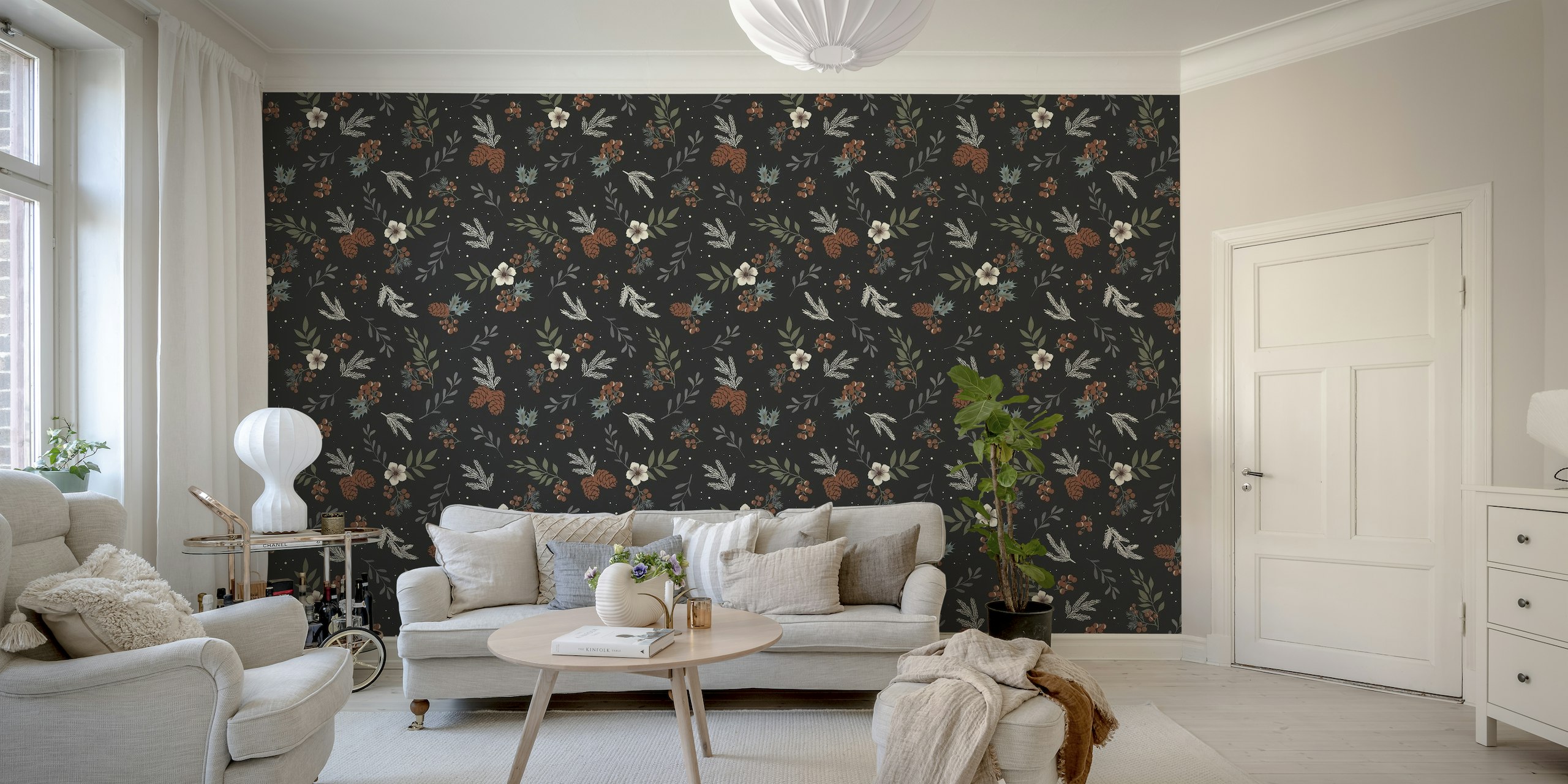 Mural de parede inspirado no inverno com galhos de pinheiro, bagas de azevinho e flores em um fundo escuro