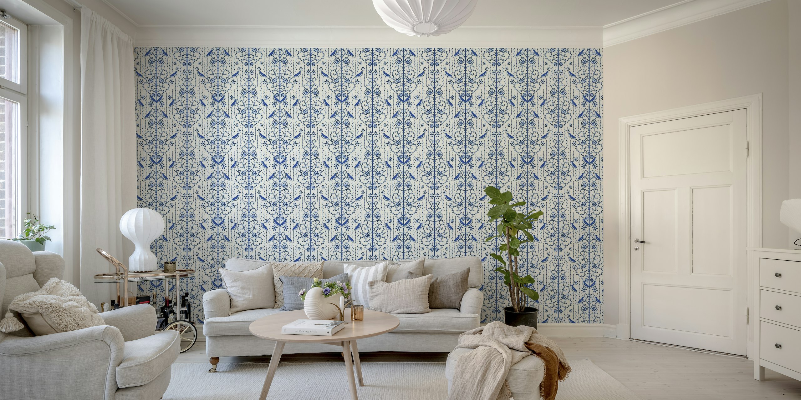 Mural de pared clásico de cabaña francesa azul con motivos florales azules sobre fondo blanco