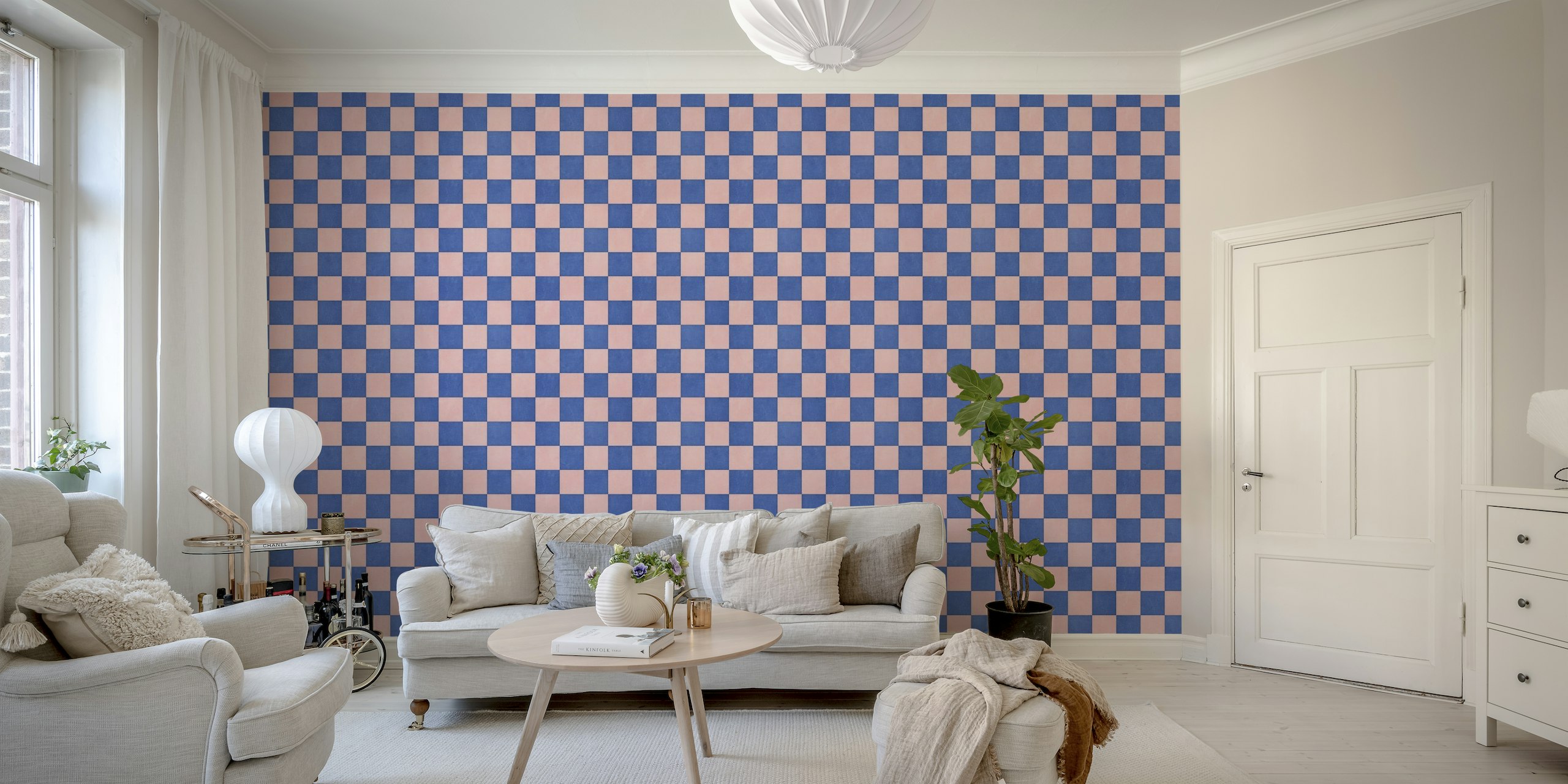 Pinkki ja sininen shakkitaulukuvioinen seinämaalaus