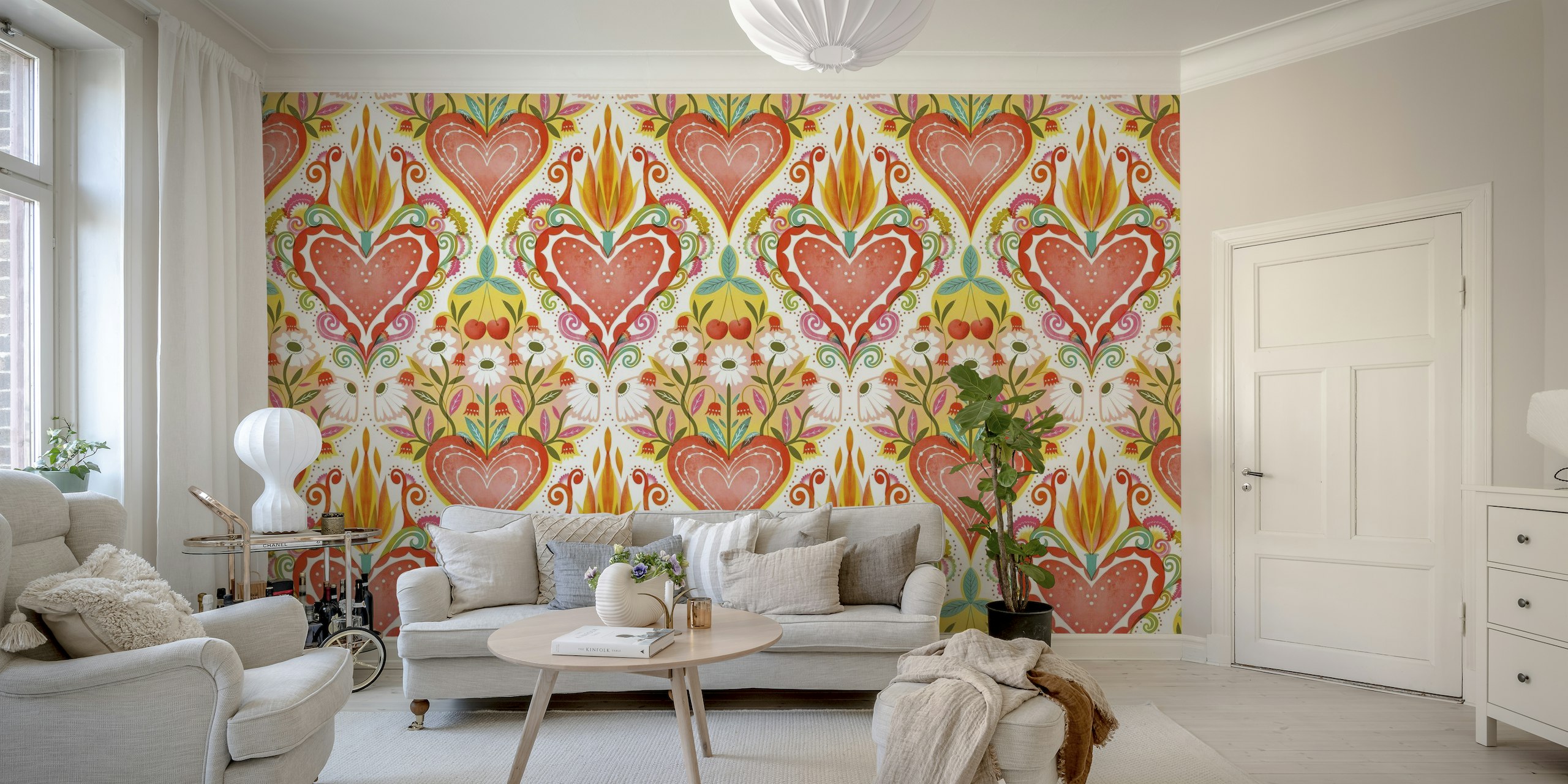 Mural de parede colorido de inspiração folclórica com um grande coração central com chamas e corações menores ao redor e padrões florais.