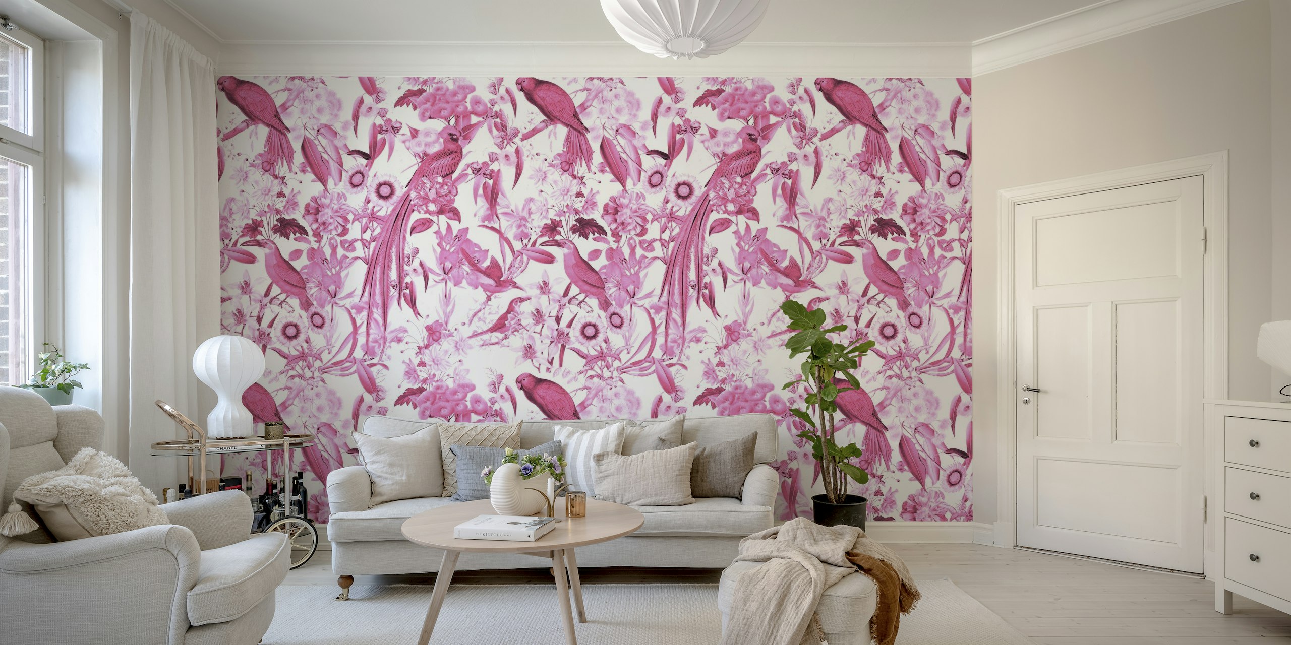 Delia Silvae vægmaleri med lyserøde tropiske fugle og flora