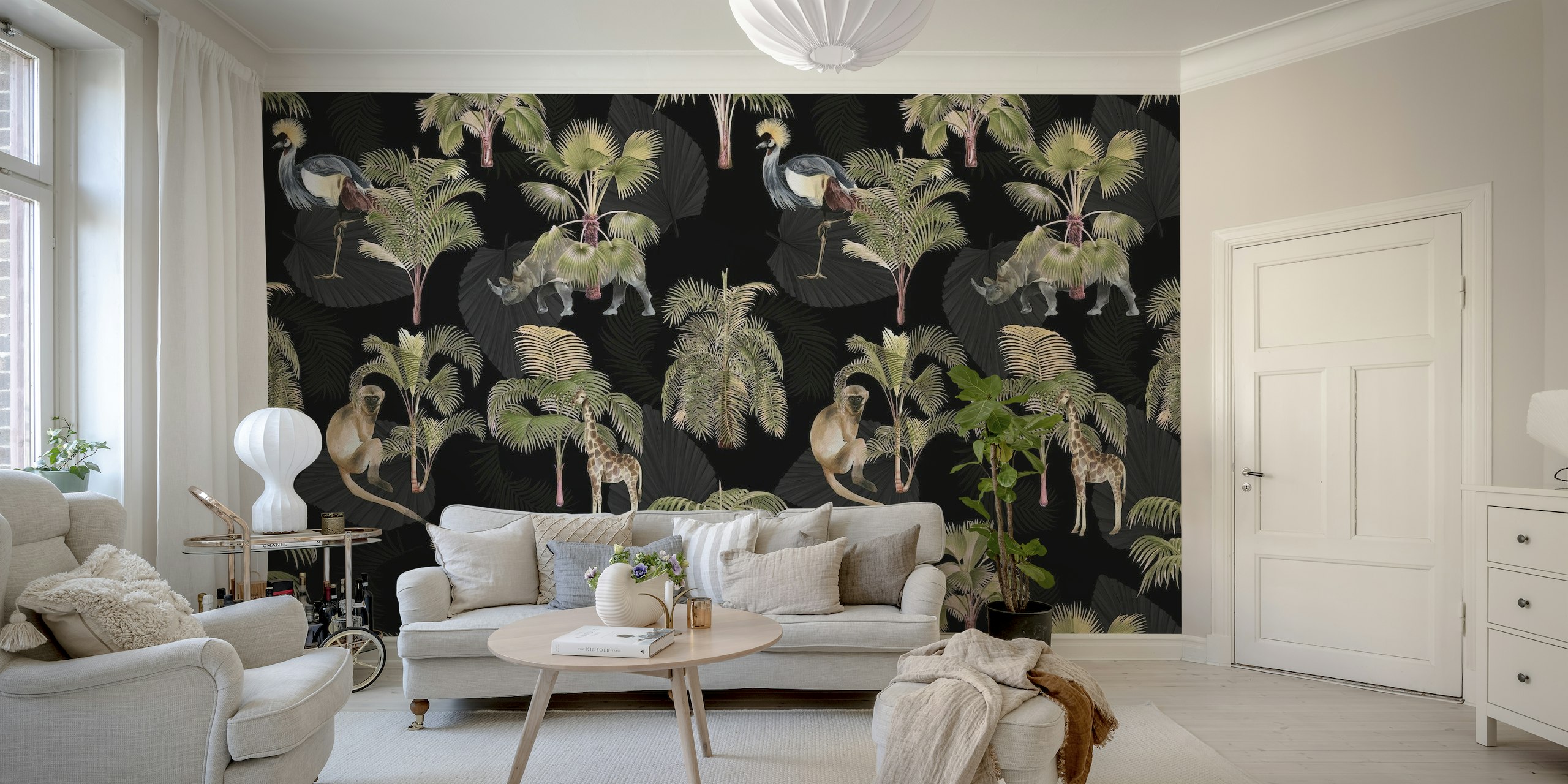 Eksoottisia eläimiä ja palmuja tummalla taustalla seinämaalauksella