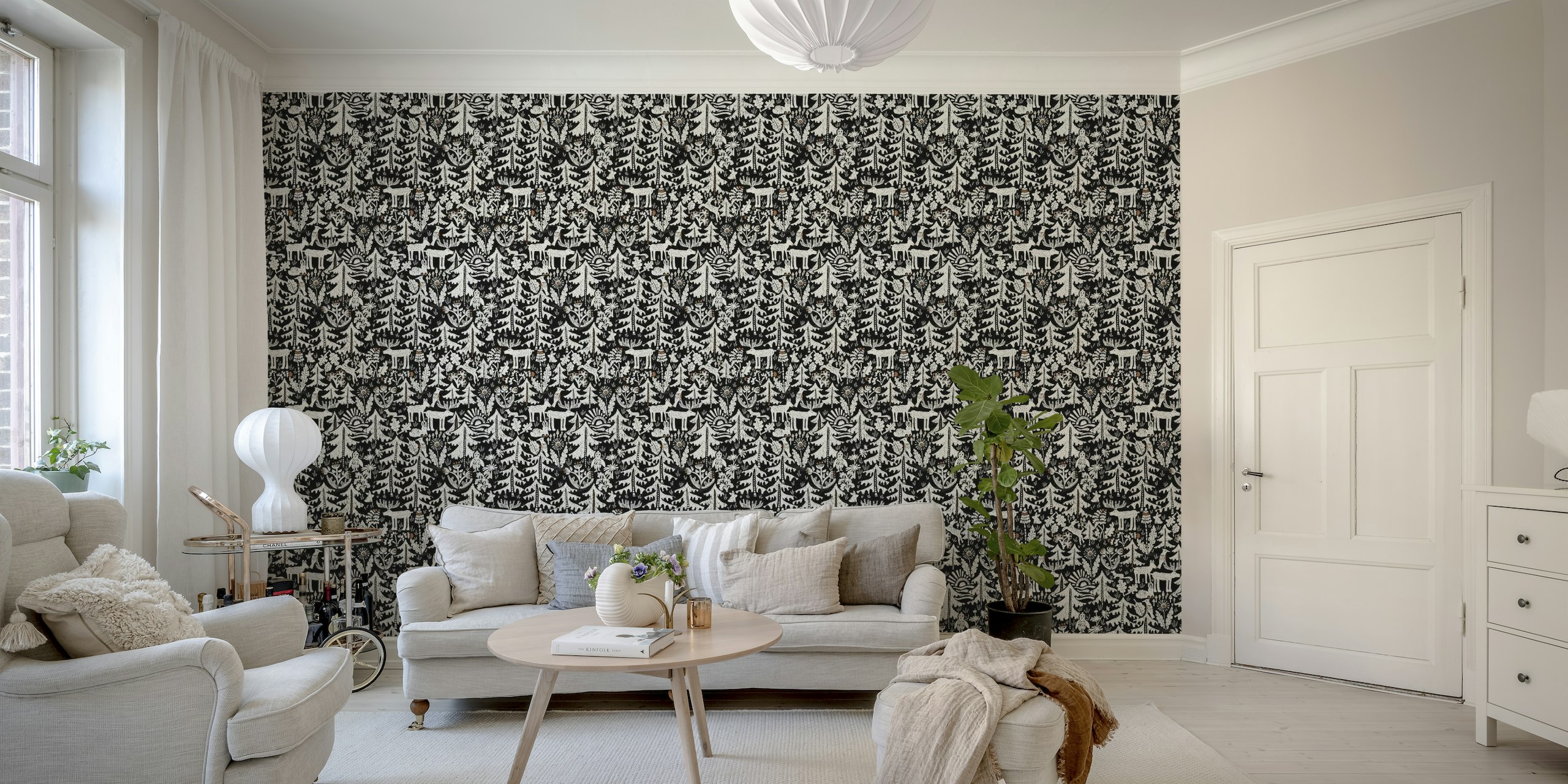 Mural de pared en blanco y negro de la Selva Negra con árboles estilizados y vida silvestre
