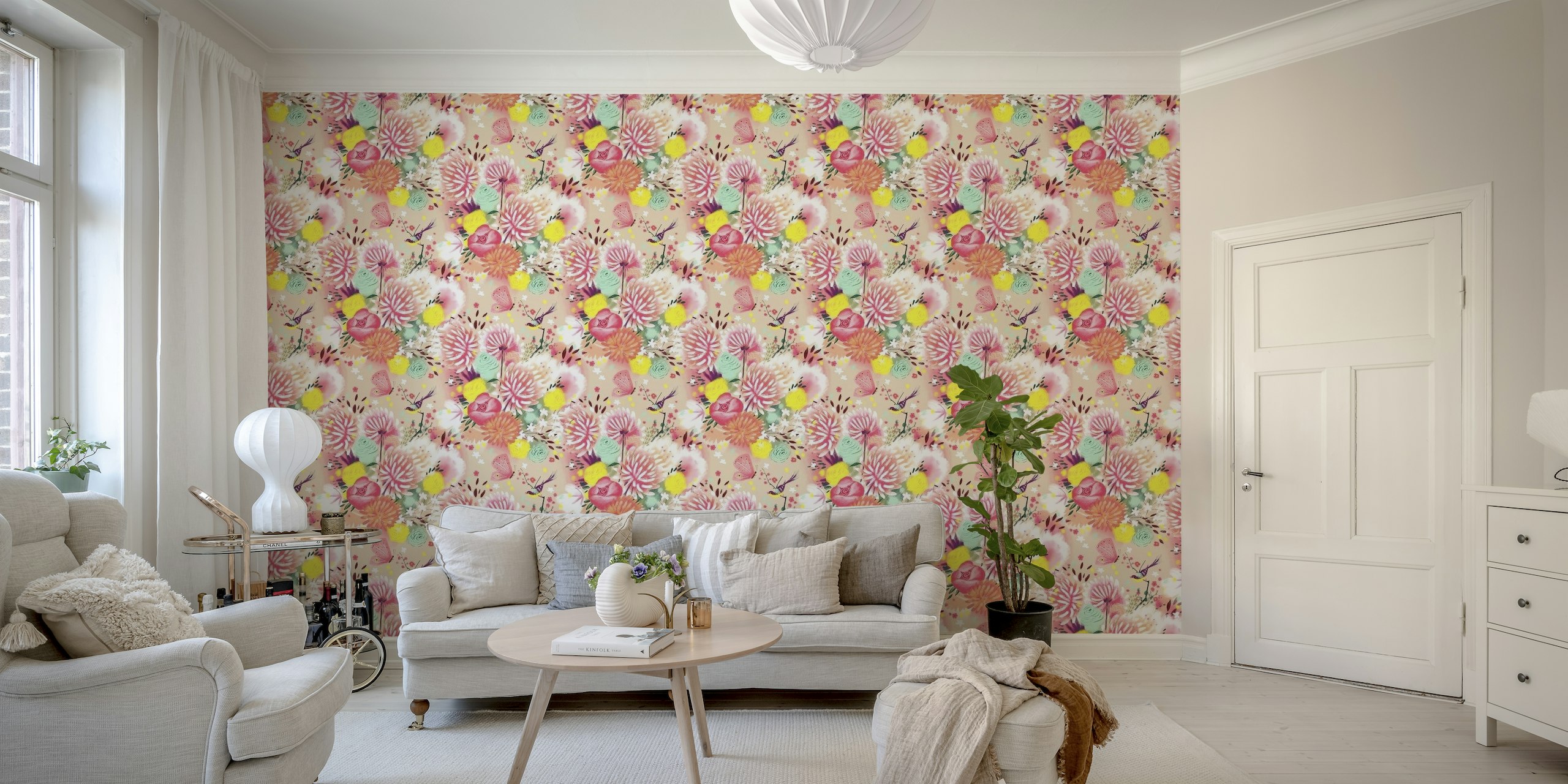 Koristeellinen seinämaalaus, jossa on pehmeitä kevätkukkia pastelliväreissä ja lempeällä perhosella.